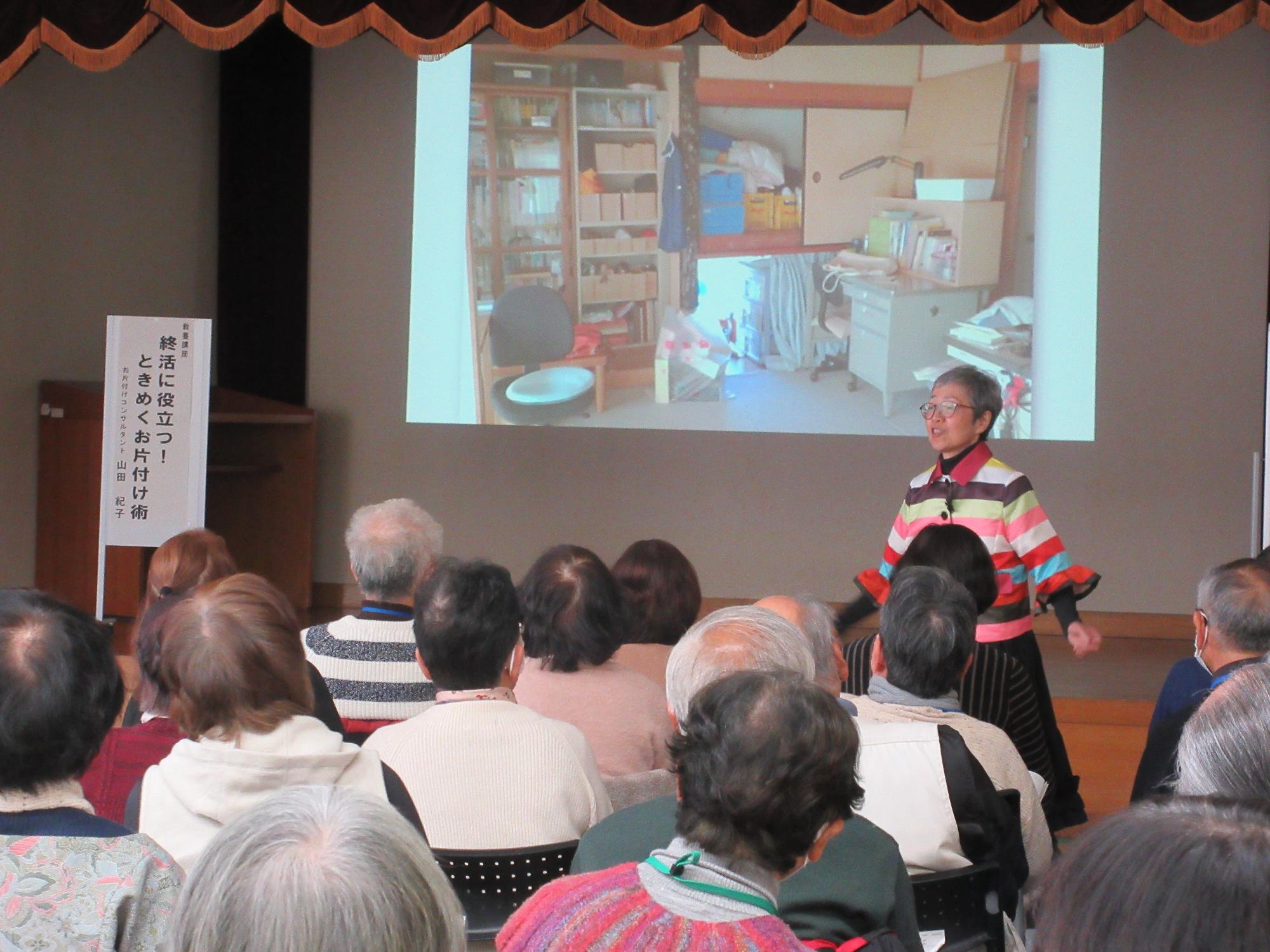 お片付けのポイントを写真を見ながら聞くようす