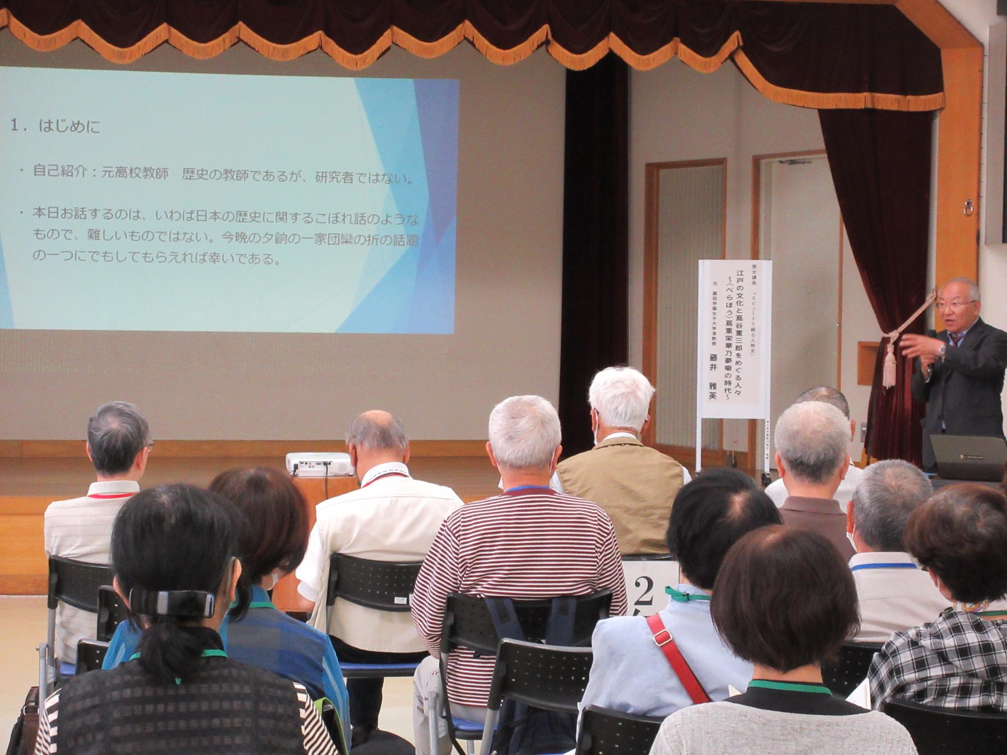 歴史講座で解説を受ける様子