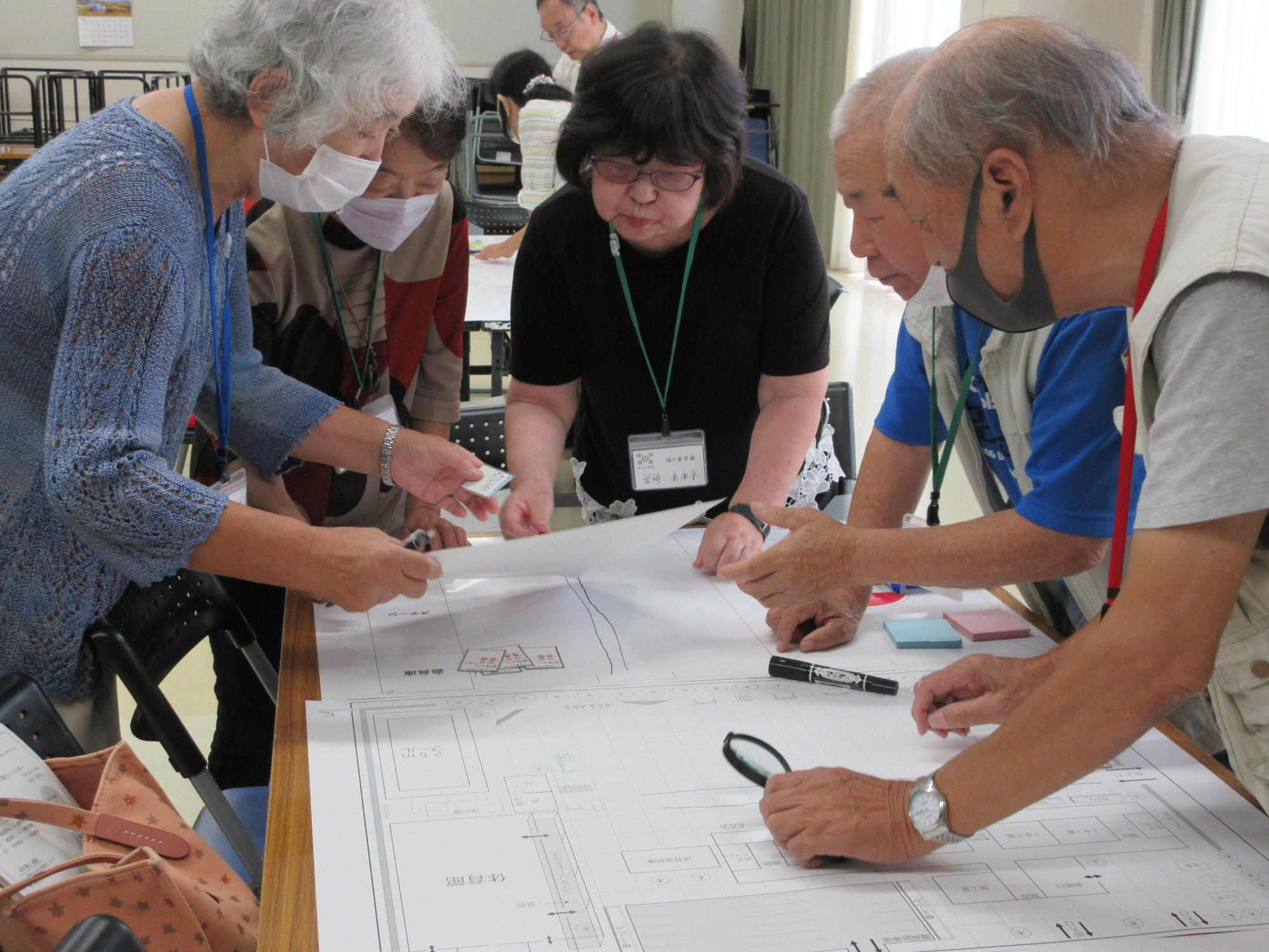 チームで話し合いながらトラブル対応を考えるようす