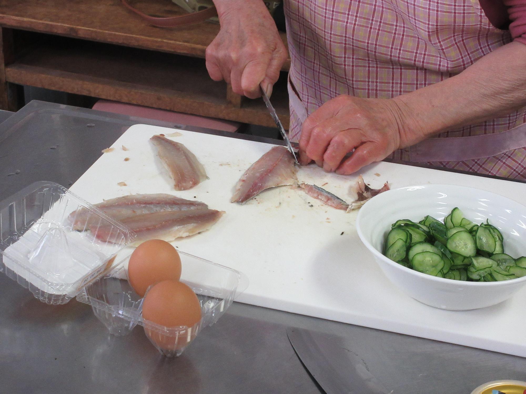 鯵を三枚におろす様子