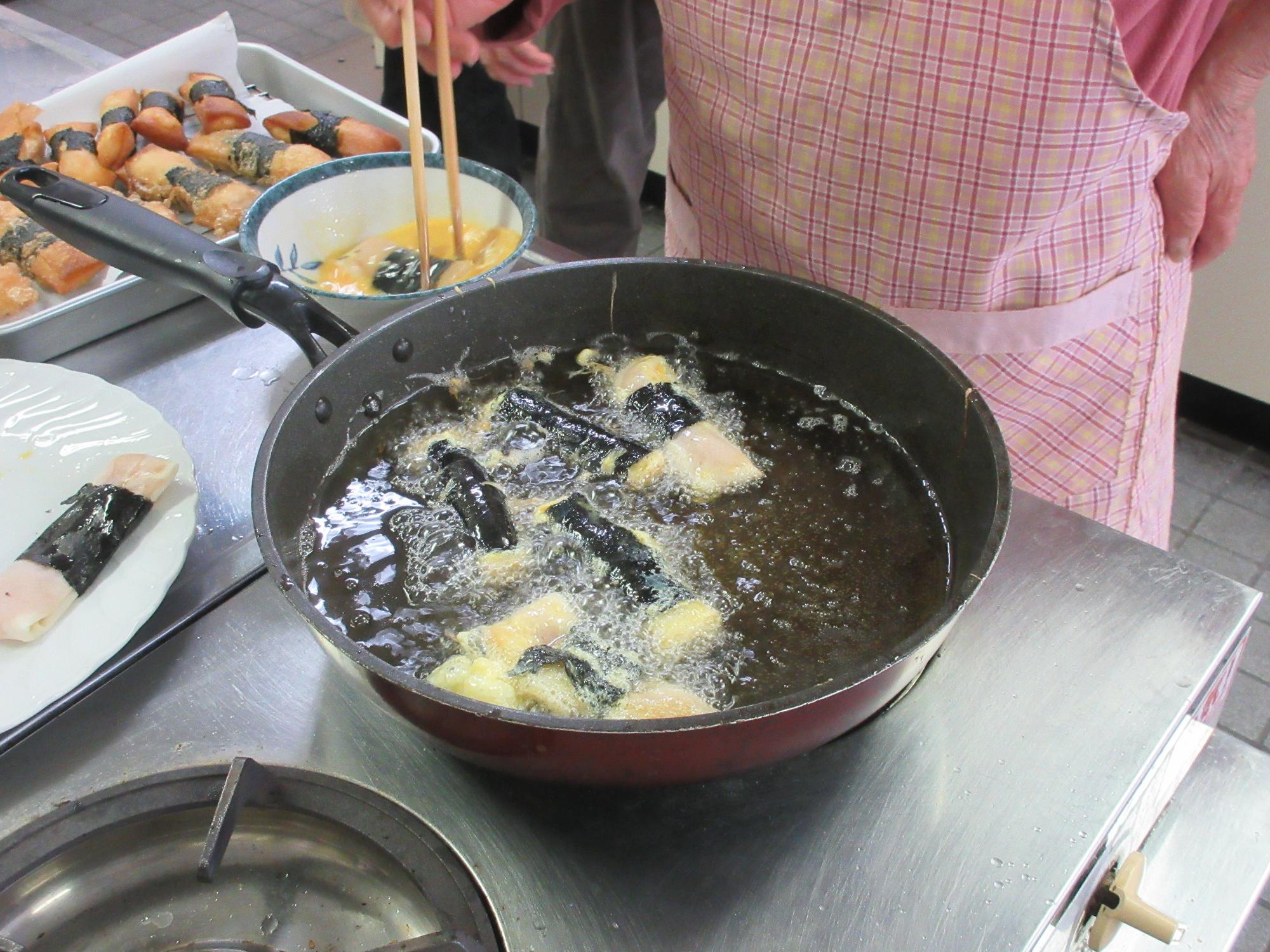 春巻きを揚げる様子