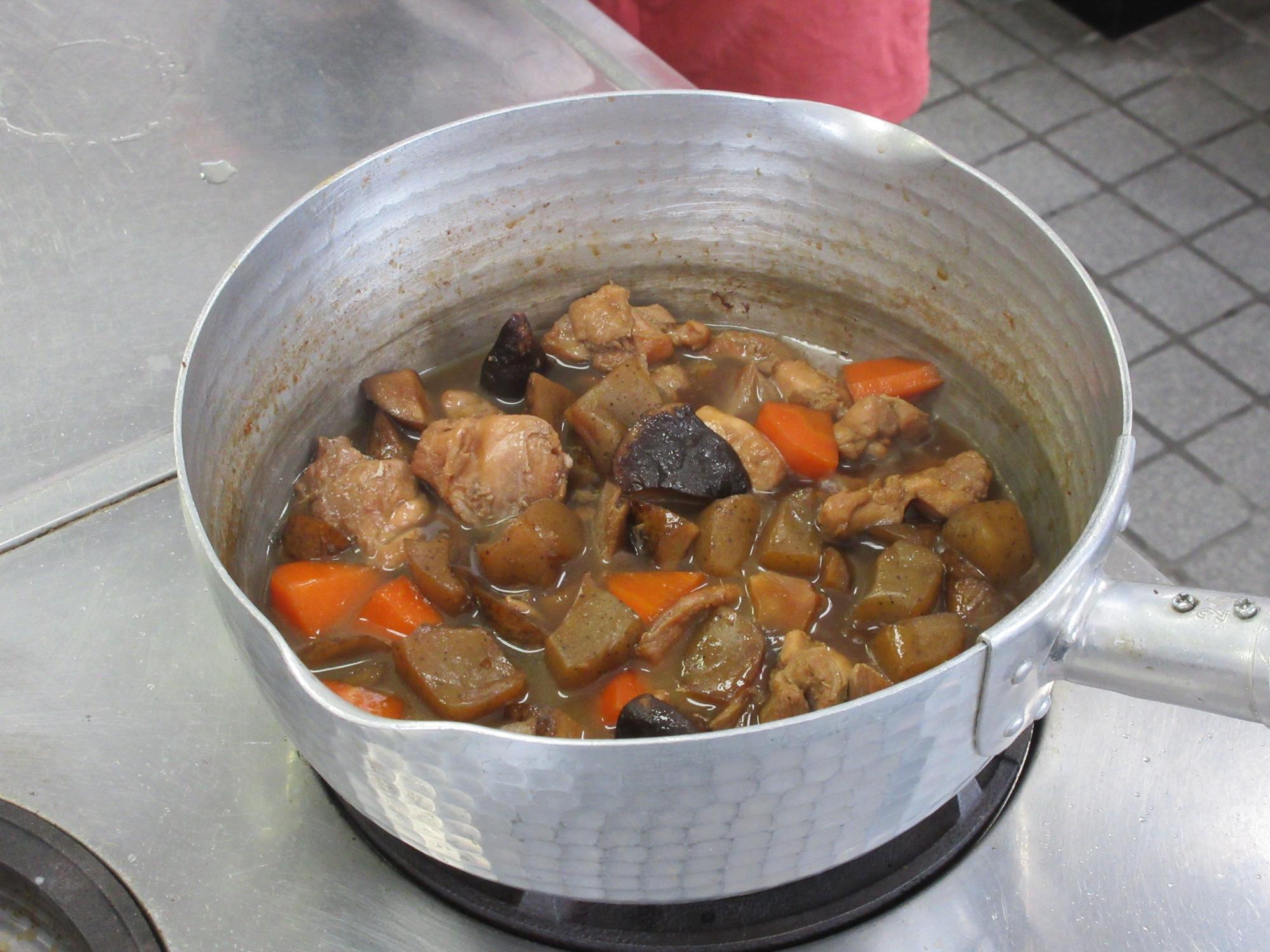 筑前煮が味がしみ込んで出来上がる様子
