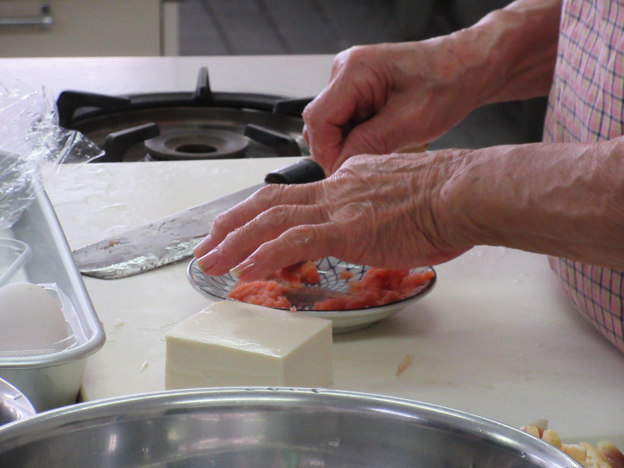 たらこの身をスプーンでほぐす様子