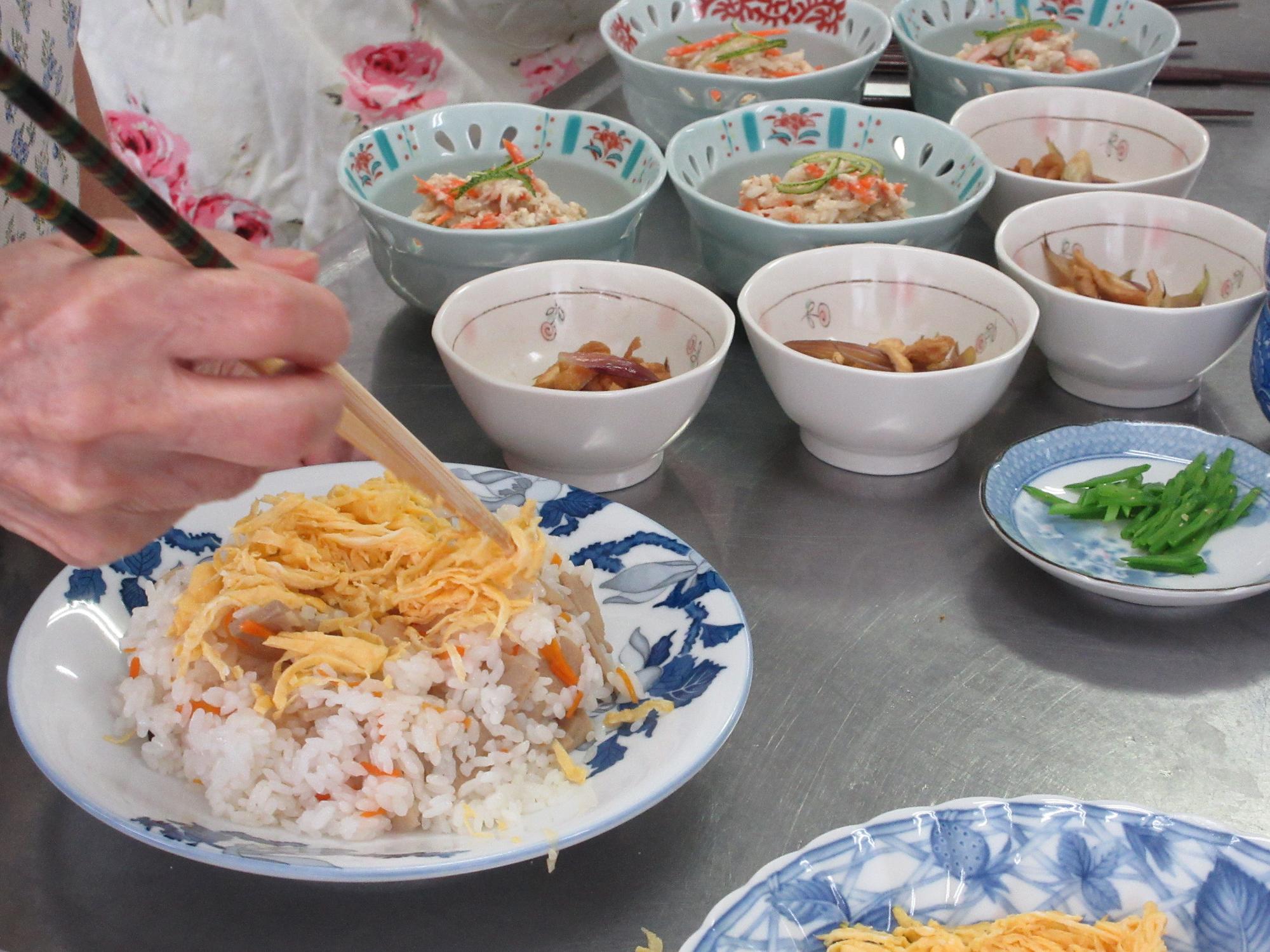 ちらし寿司の錦糸卵を飾る様子