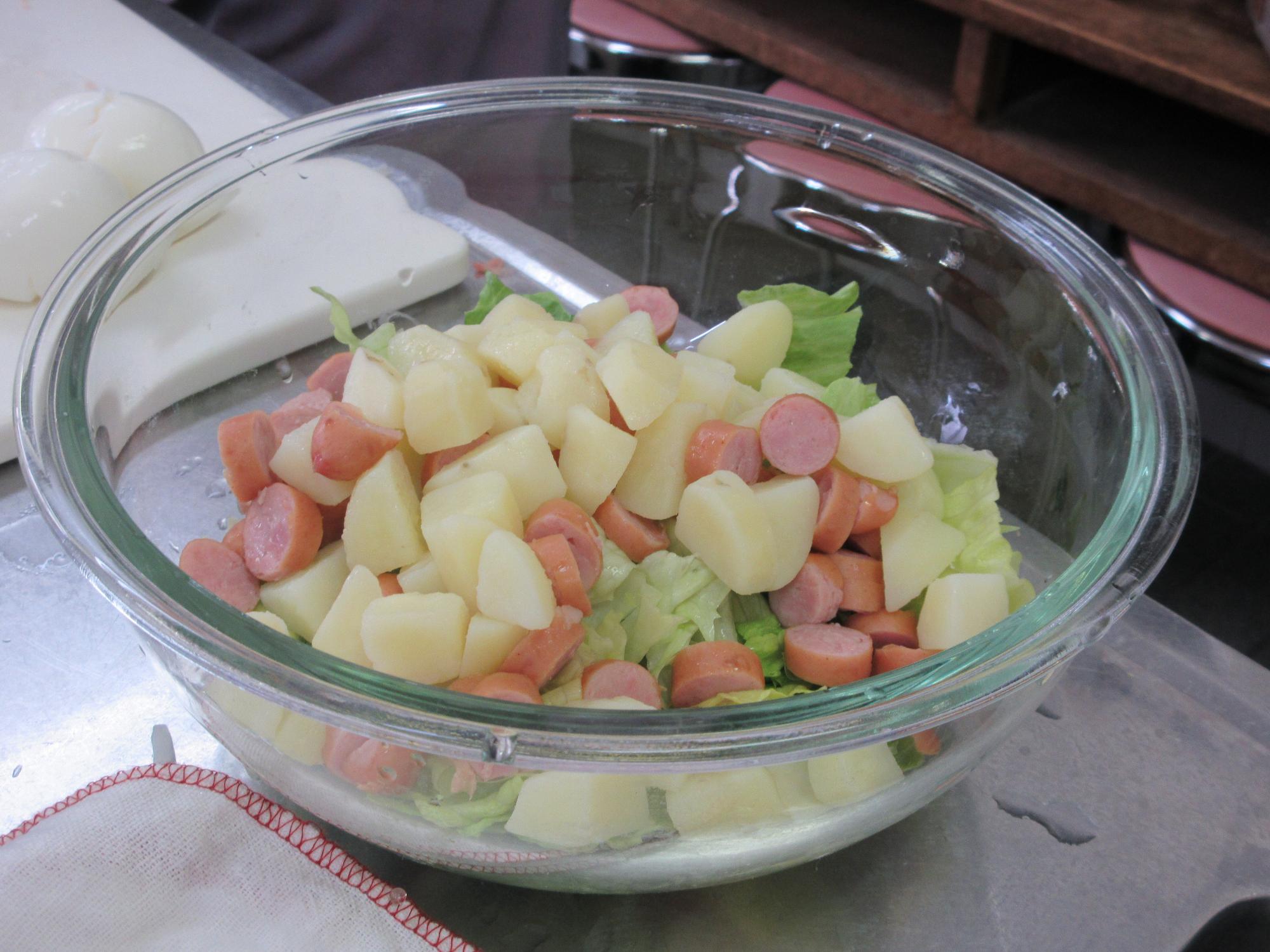 ポテトサラダを作るようす