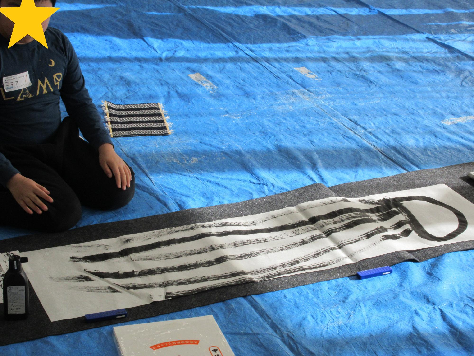 巨大なクラゲを描くようす