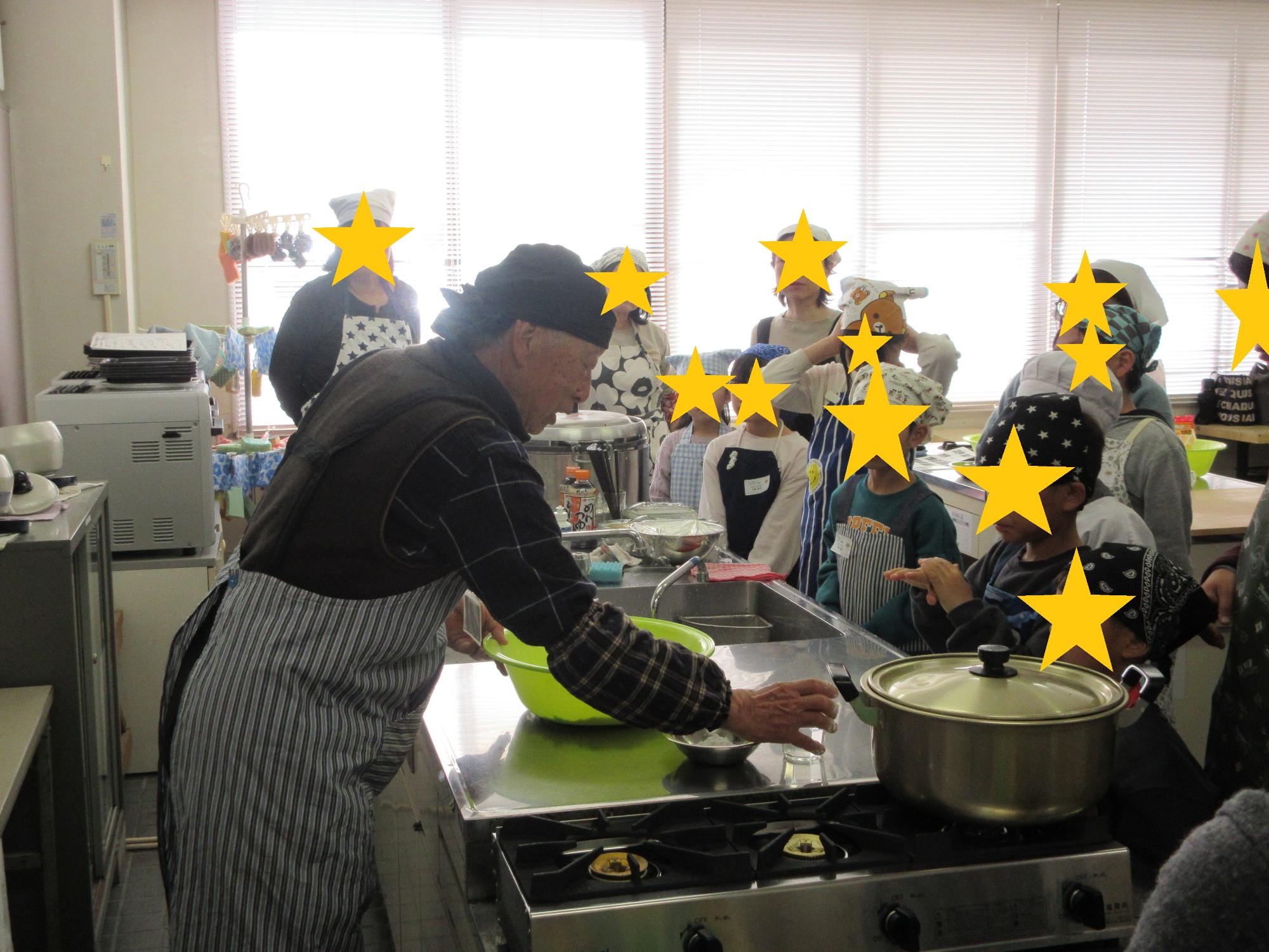 講師の説明を聞く様子