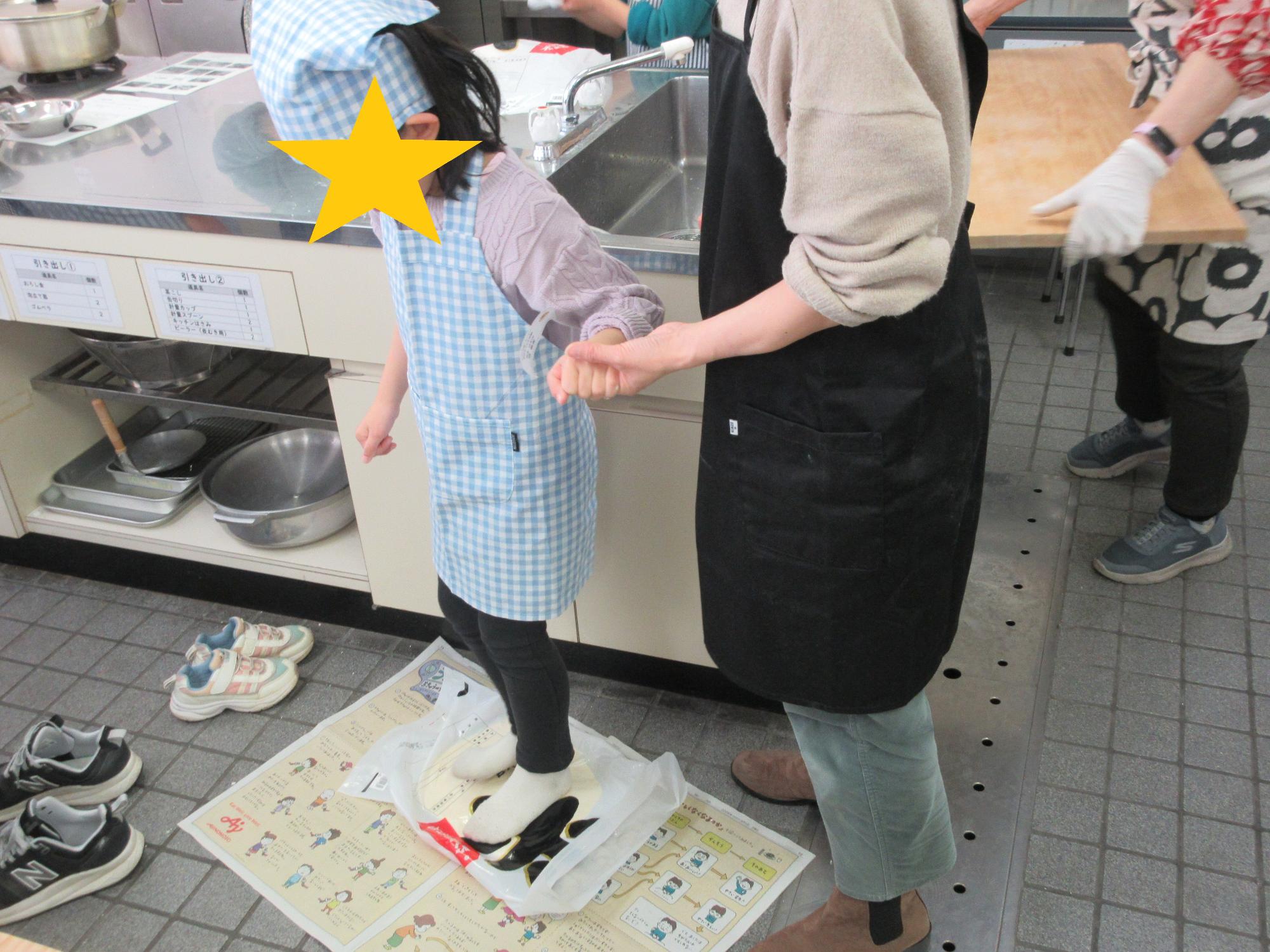 まとめたうどんを踏む作業の様子