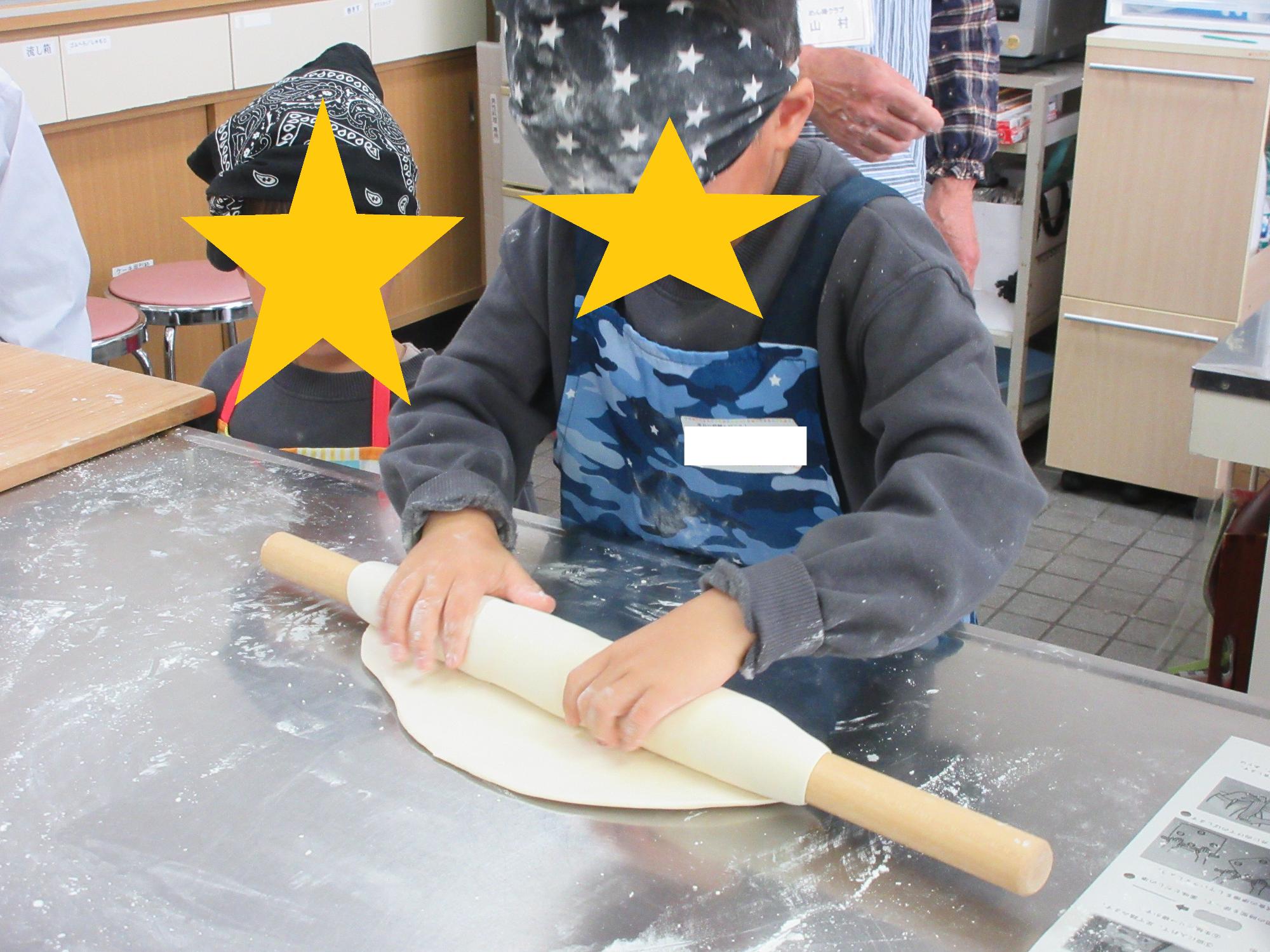 めんを伸ばす様子