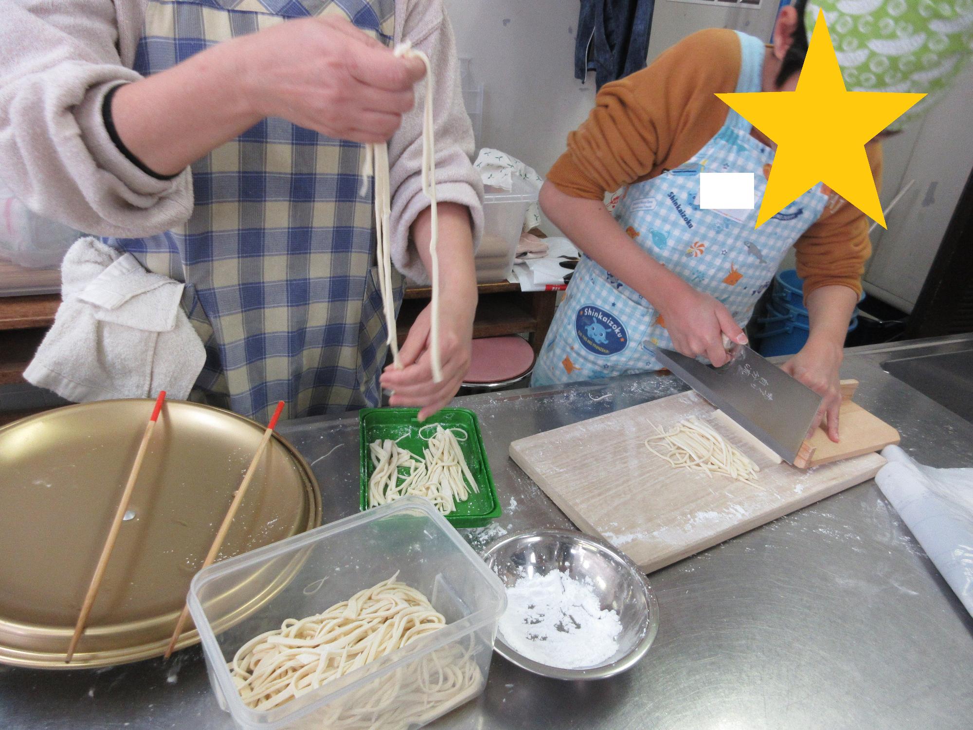 うどんの生地を細く切る様子