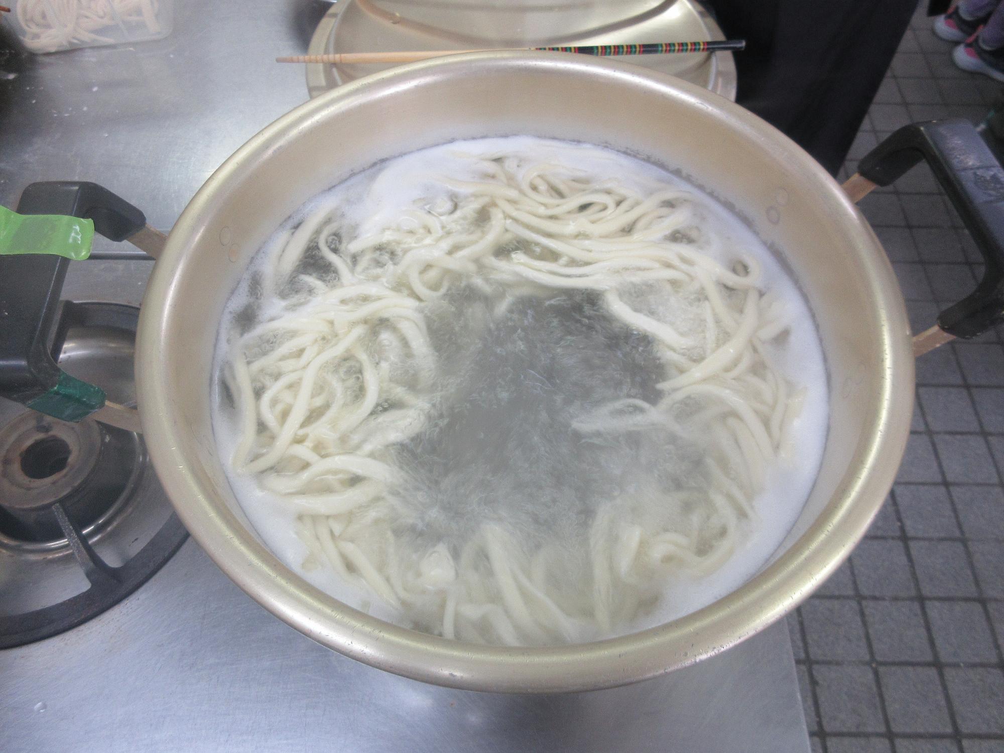 うどんが茹で上がる様子