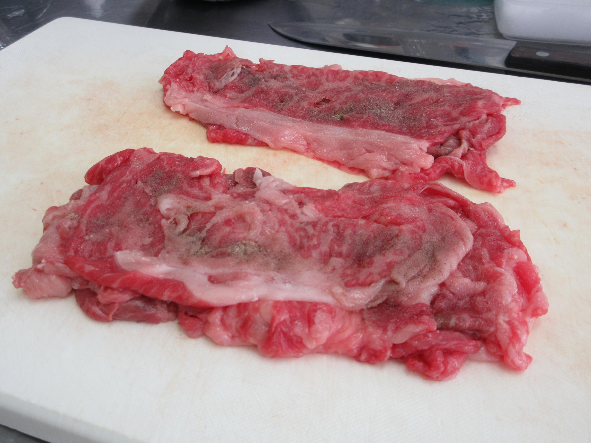 牛肉を重ねた様子