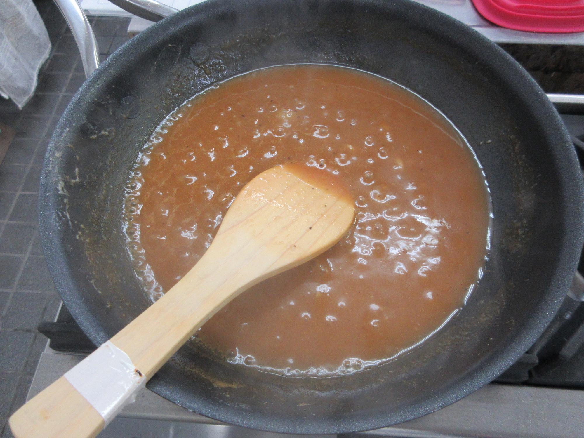 かつめしのソースを作る様子