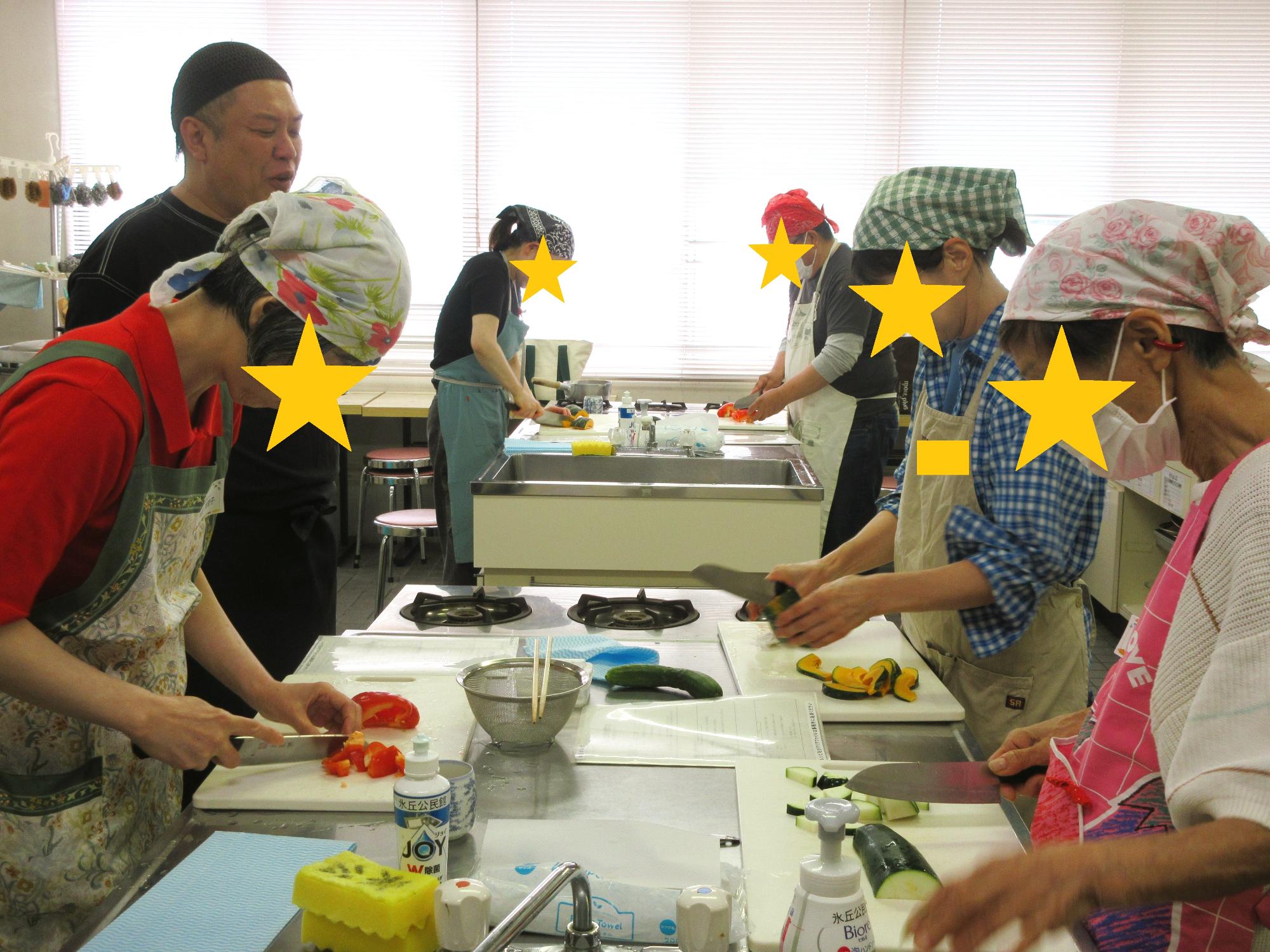食材を切る受講生の様子