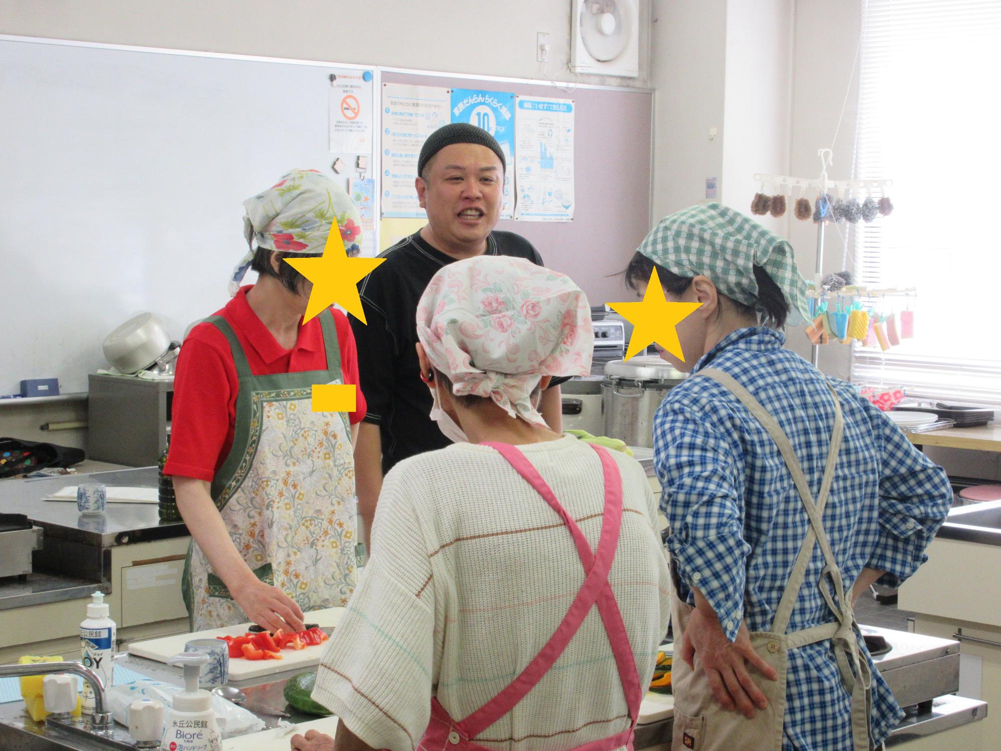 食材の切り方、大きさなどを相談する様子