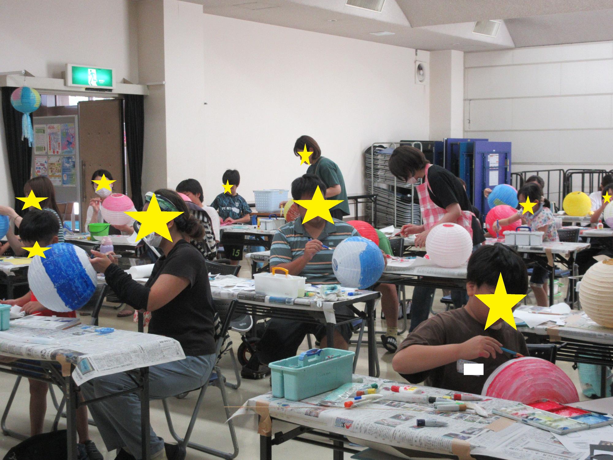 ちょうちんに色を塗る様子