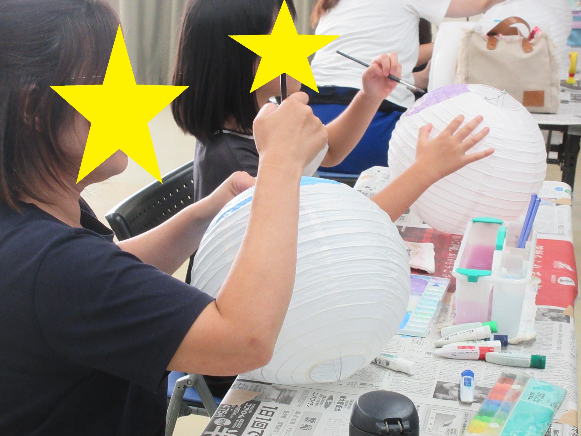 ちょうちんに色を塗る様子