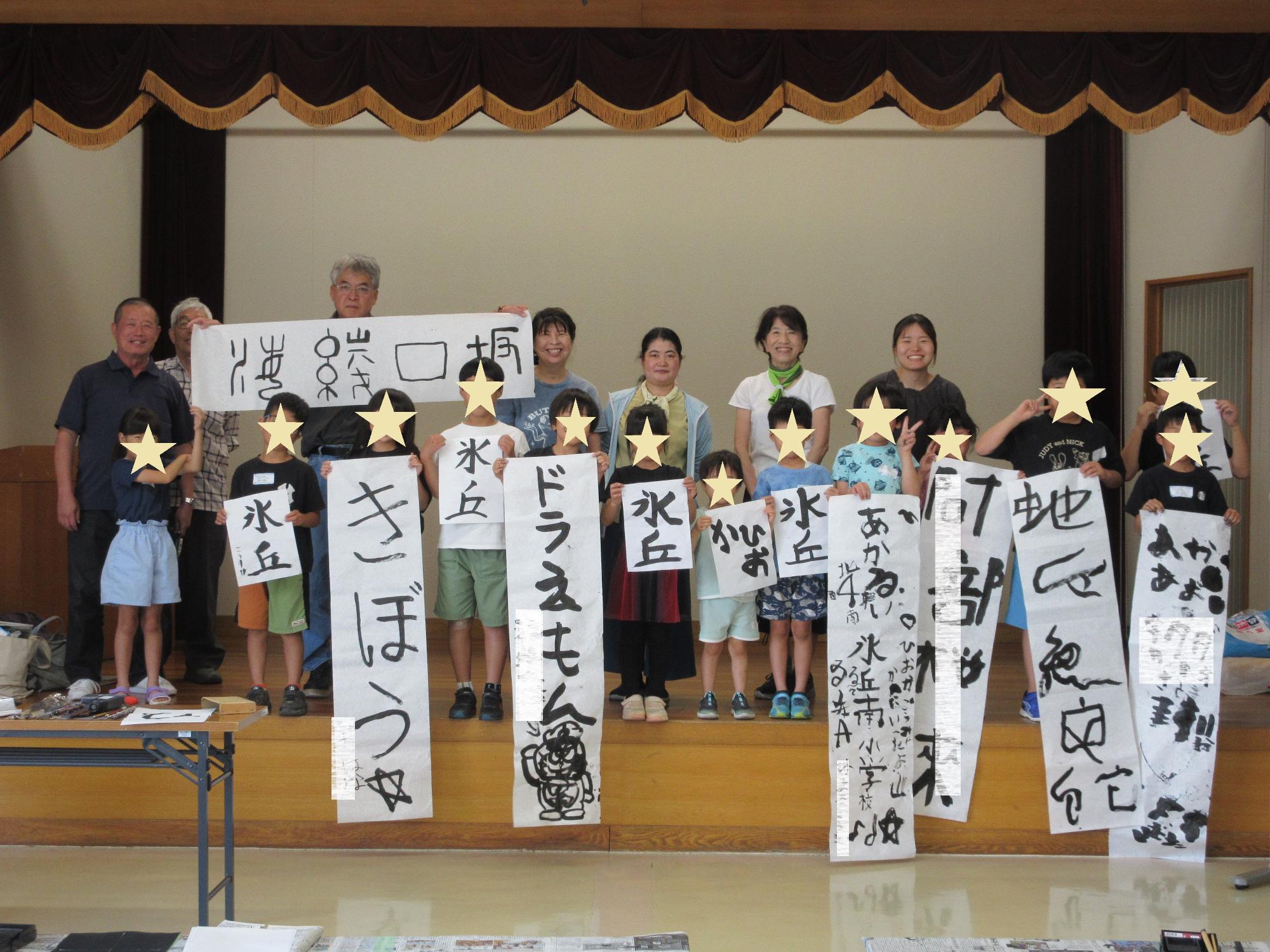 できあがり作品とともに、参加者全員で