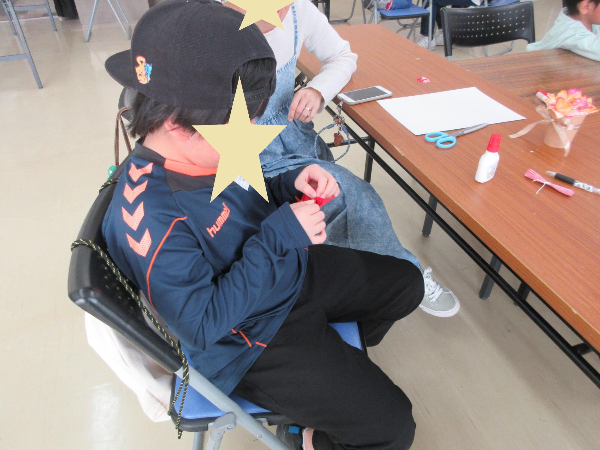カーネーションをペーパーでつくる様子