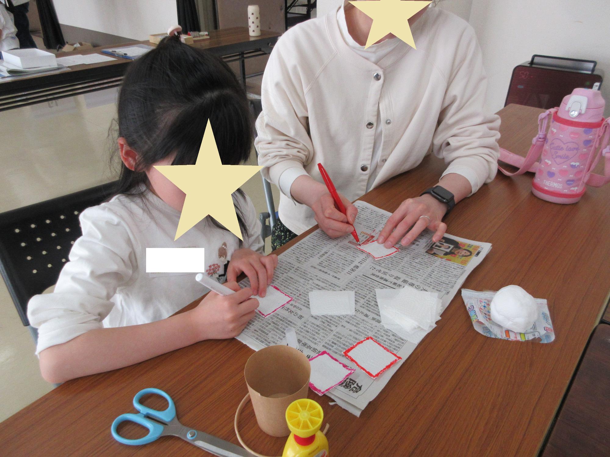 はなびらになる紙に色をつける作業のようす