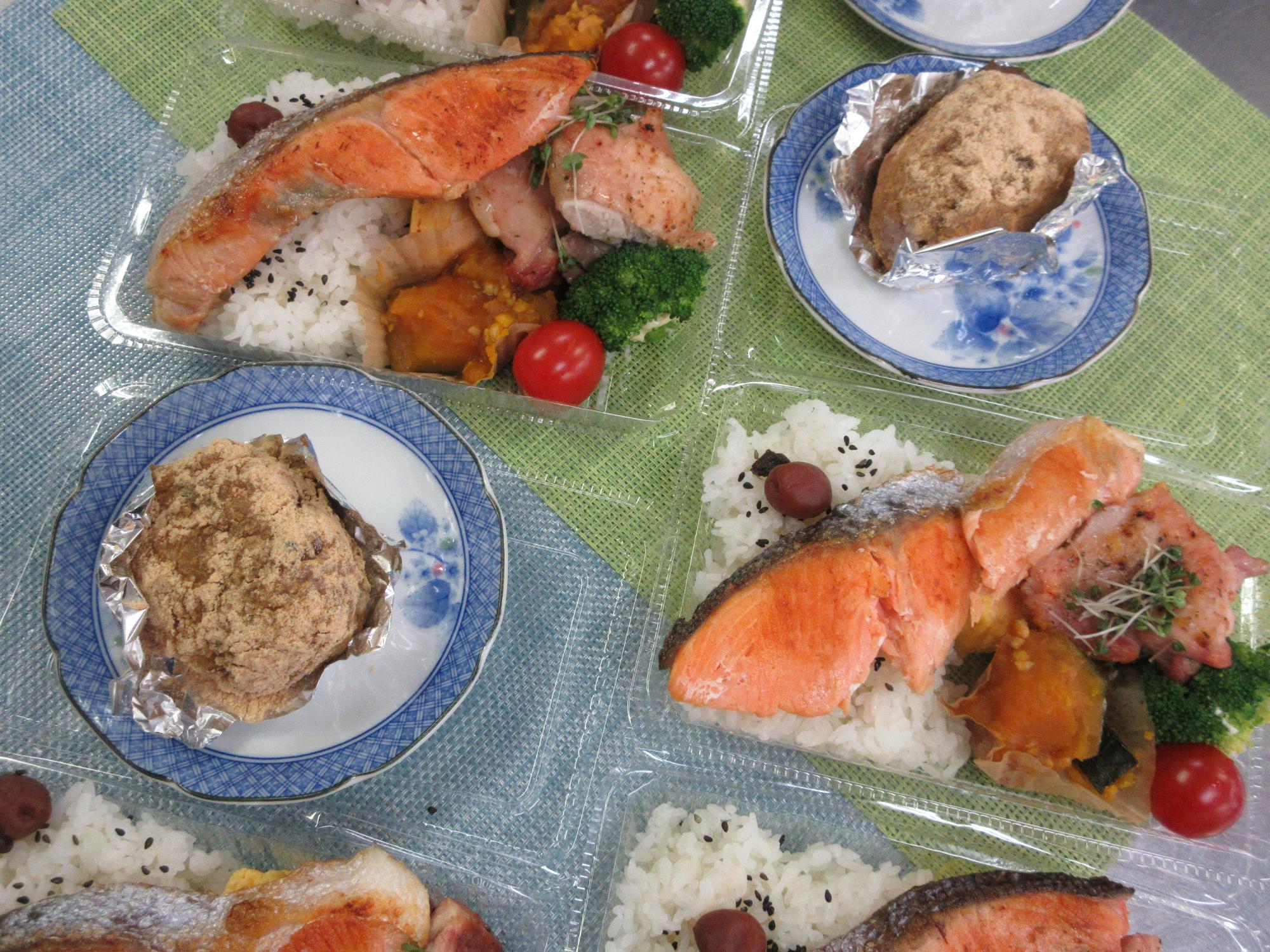 できあがったお弁当とおはぎ