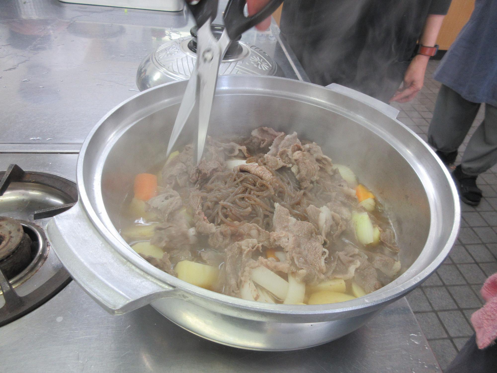 肉じゃがのお肉を切る様子