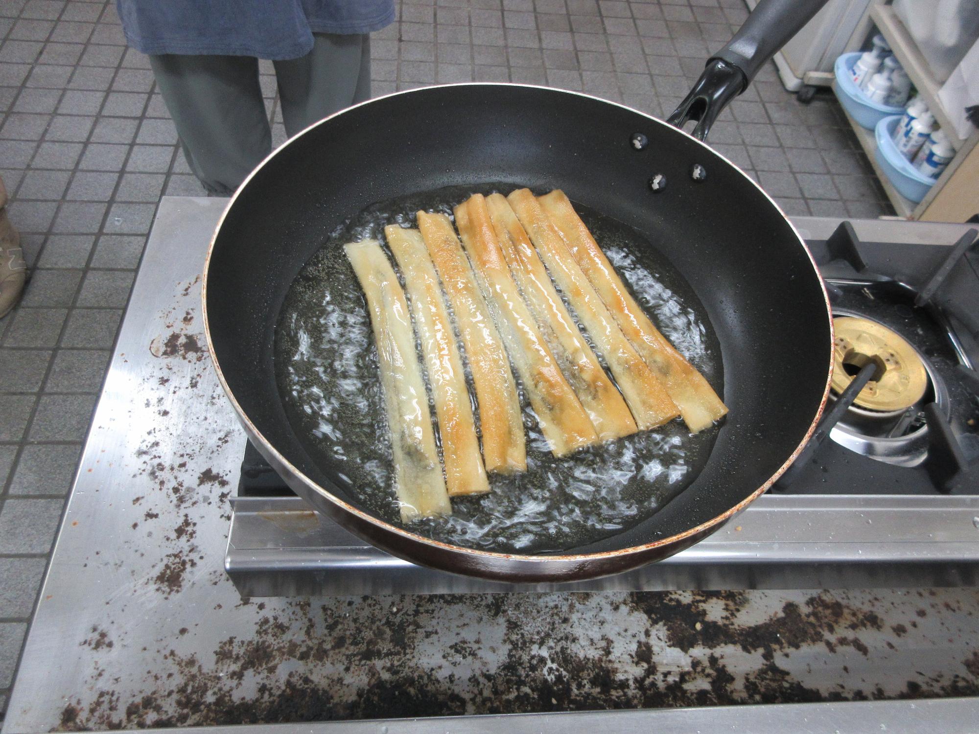 ししゃもをあげる様子