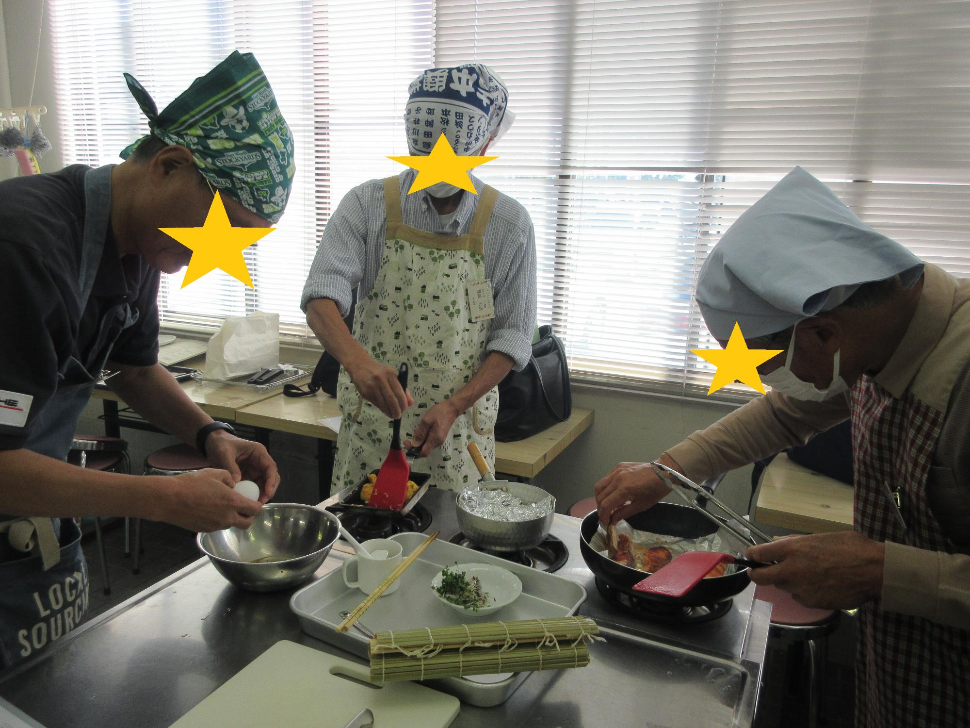 玉子を割ったり、だし巻きたまごを焼いたり、それぞれに調理をする様子