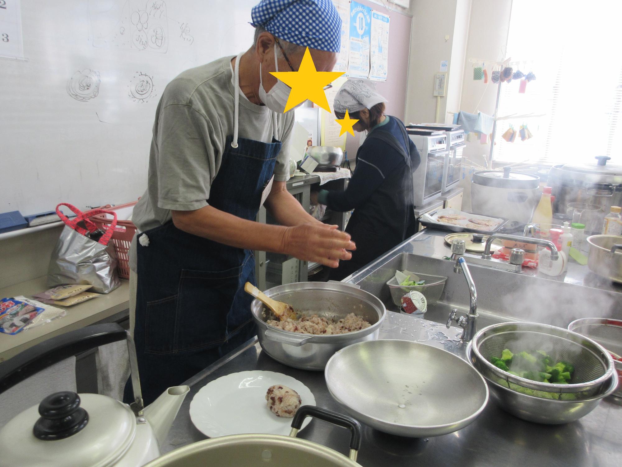 おはぎを丸める様子