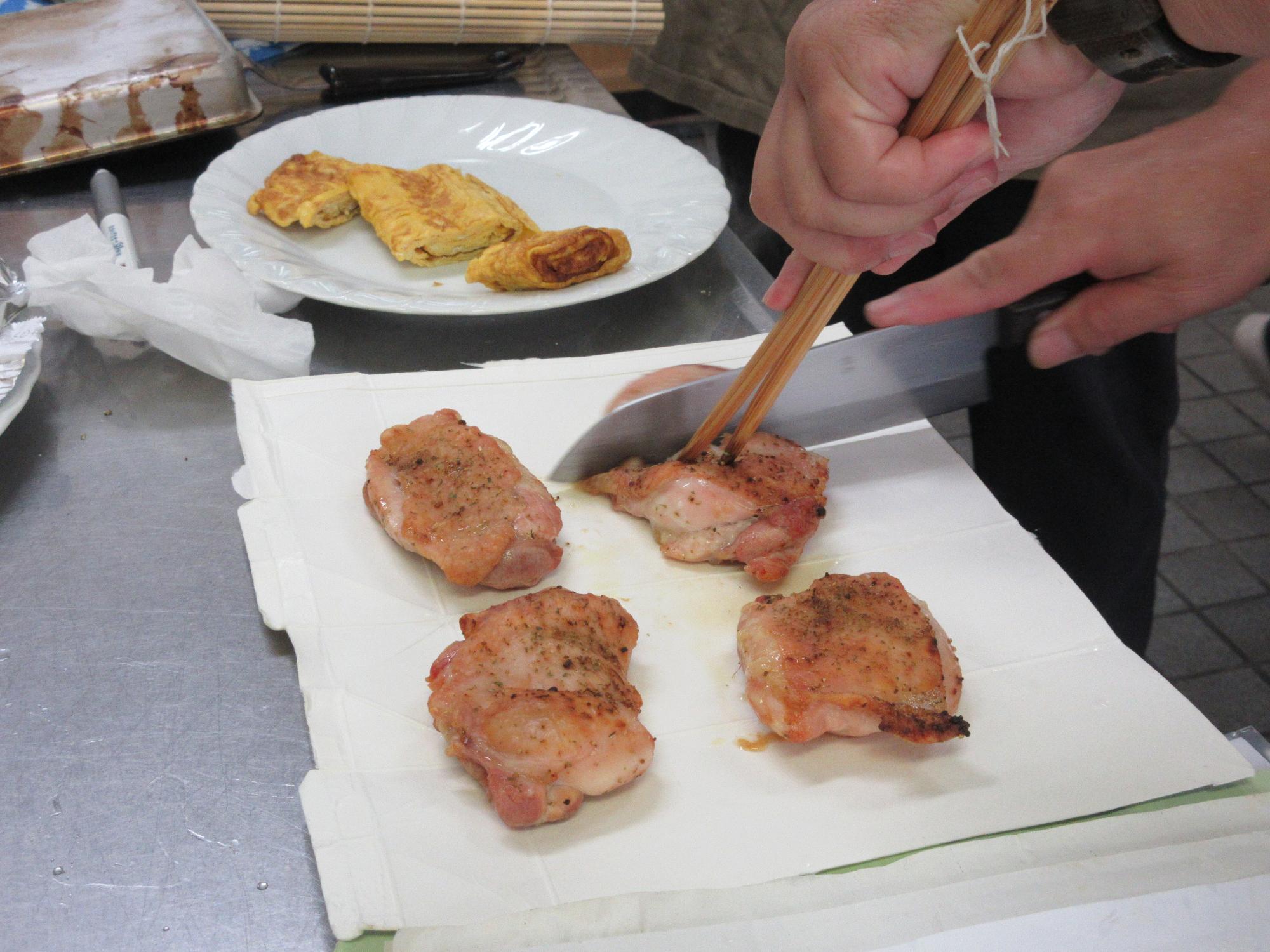 ハーブチキンを切り分ける様子