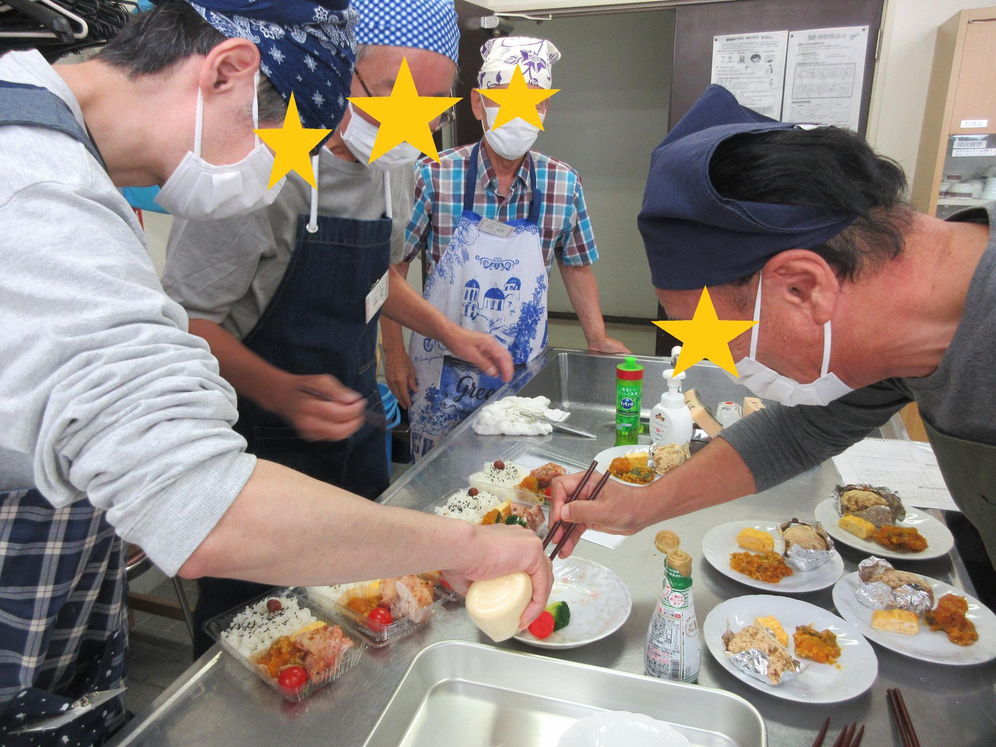 できあがったおかずをお弁当に詰める様子