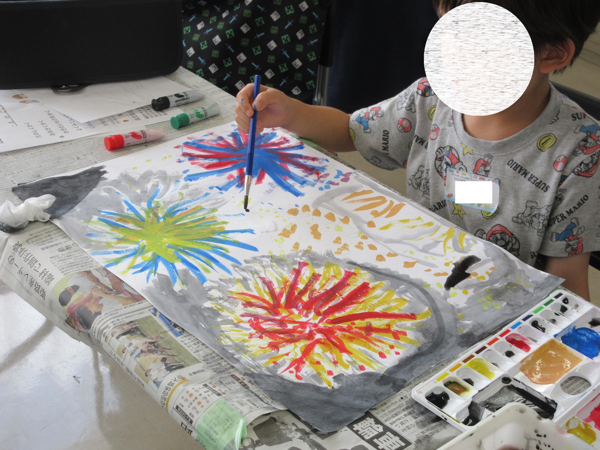 小学生が花火の絵を描く様子