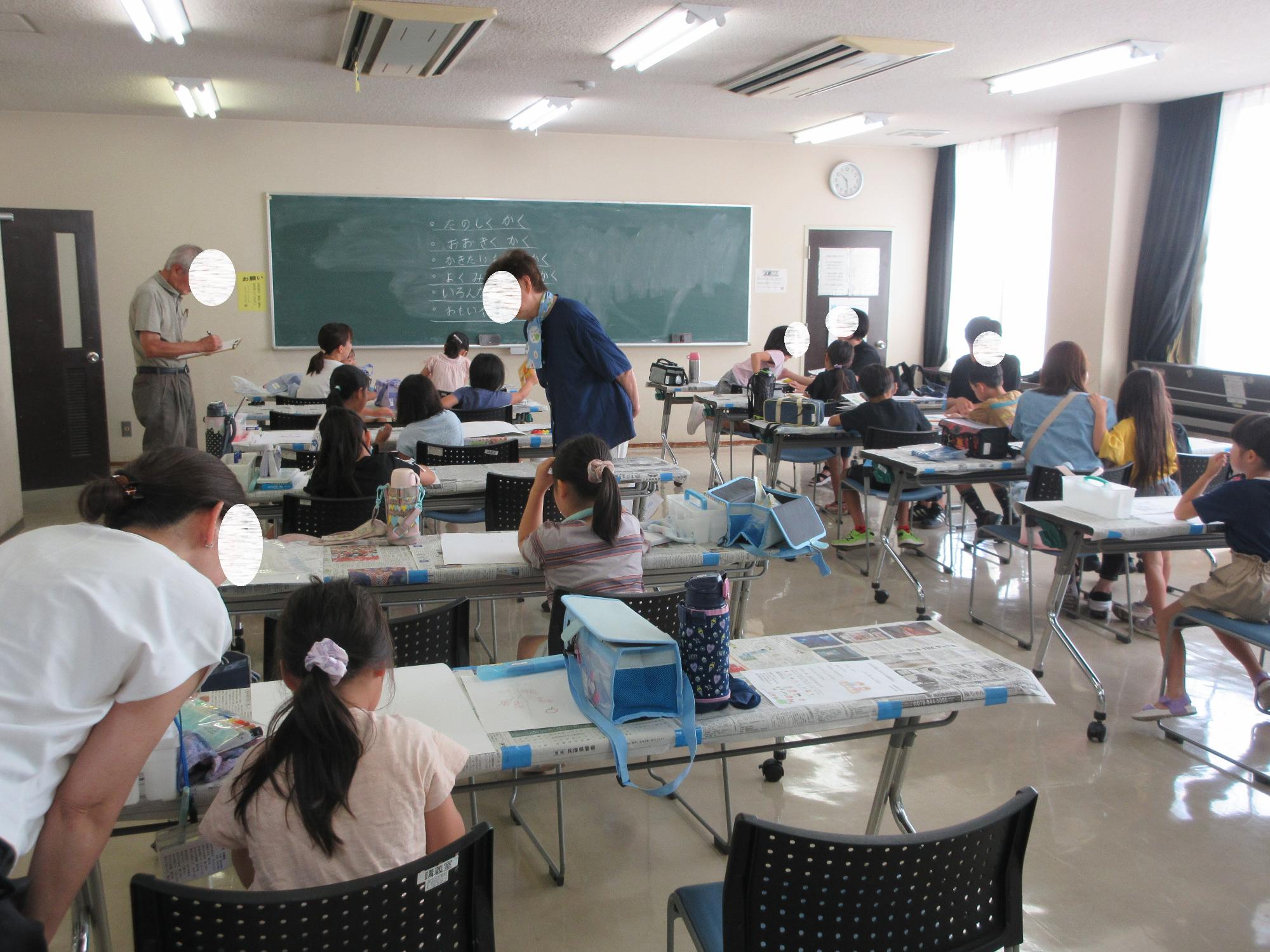 小学生低学年クラスの絵を描く様子