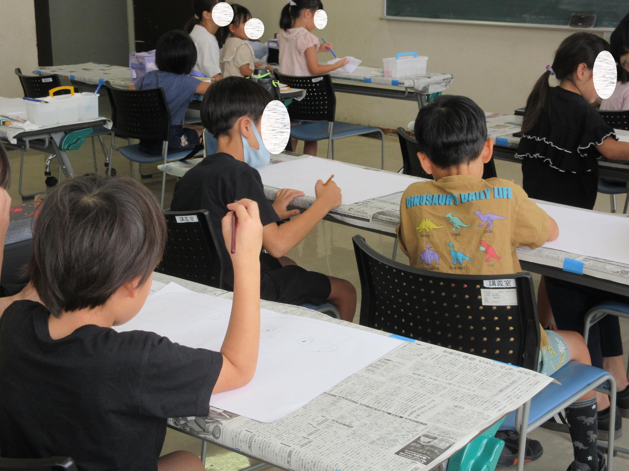 小学生が絵を描く様子
