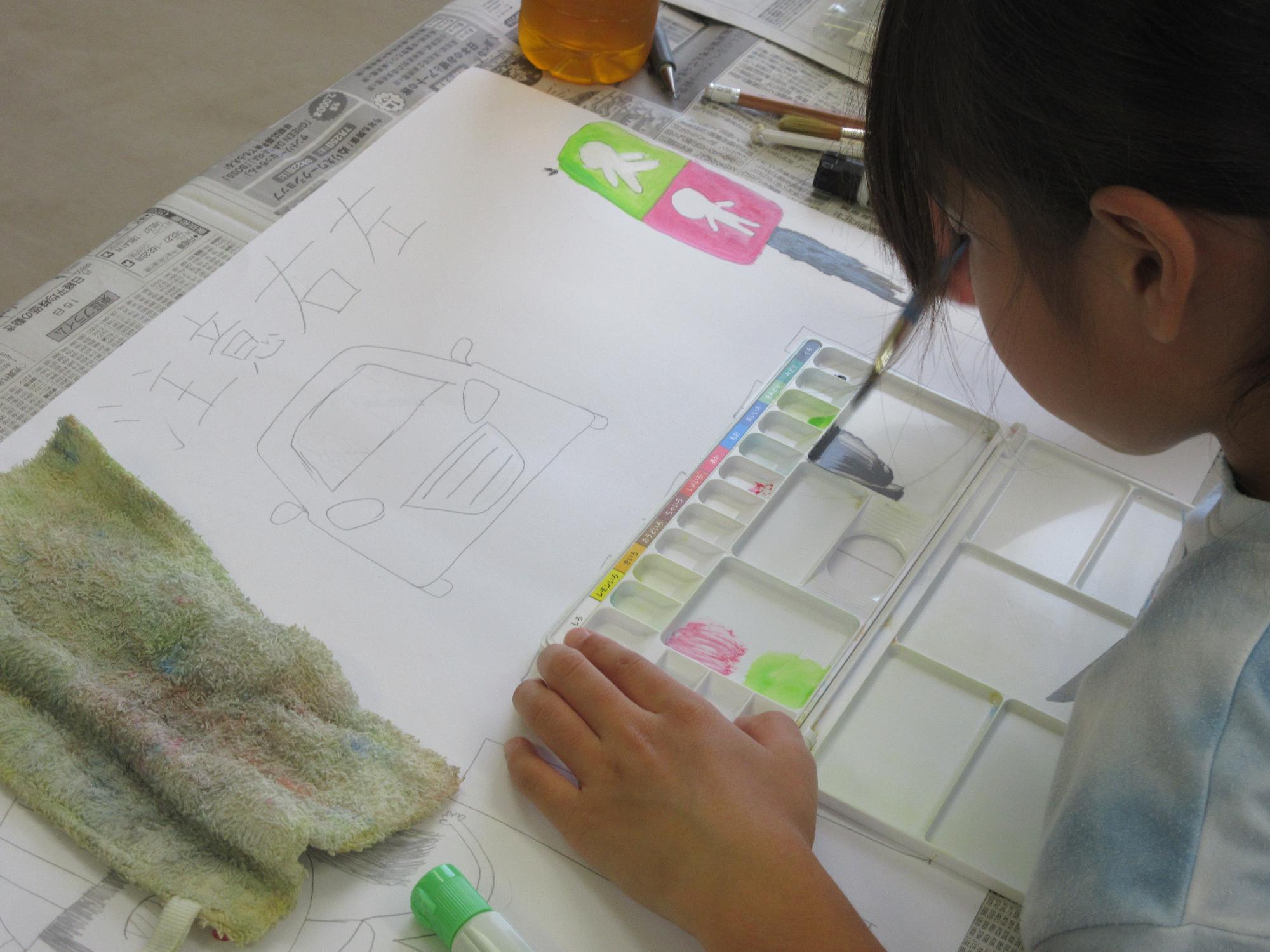 小学生が絵を描く様子
