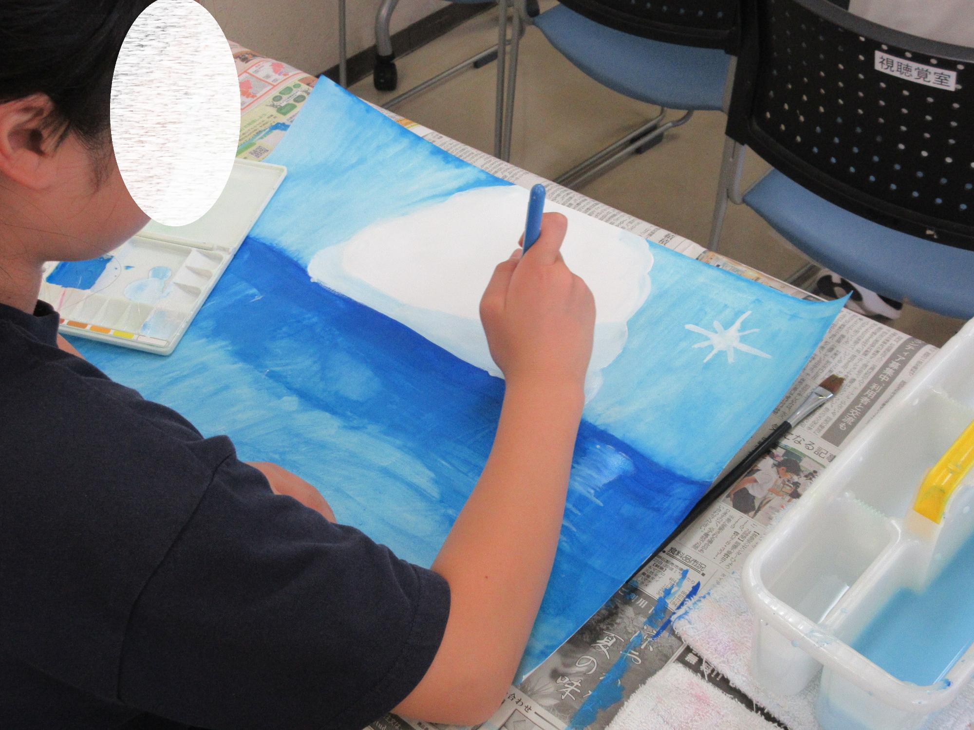 小学生が絵を描く様子