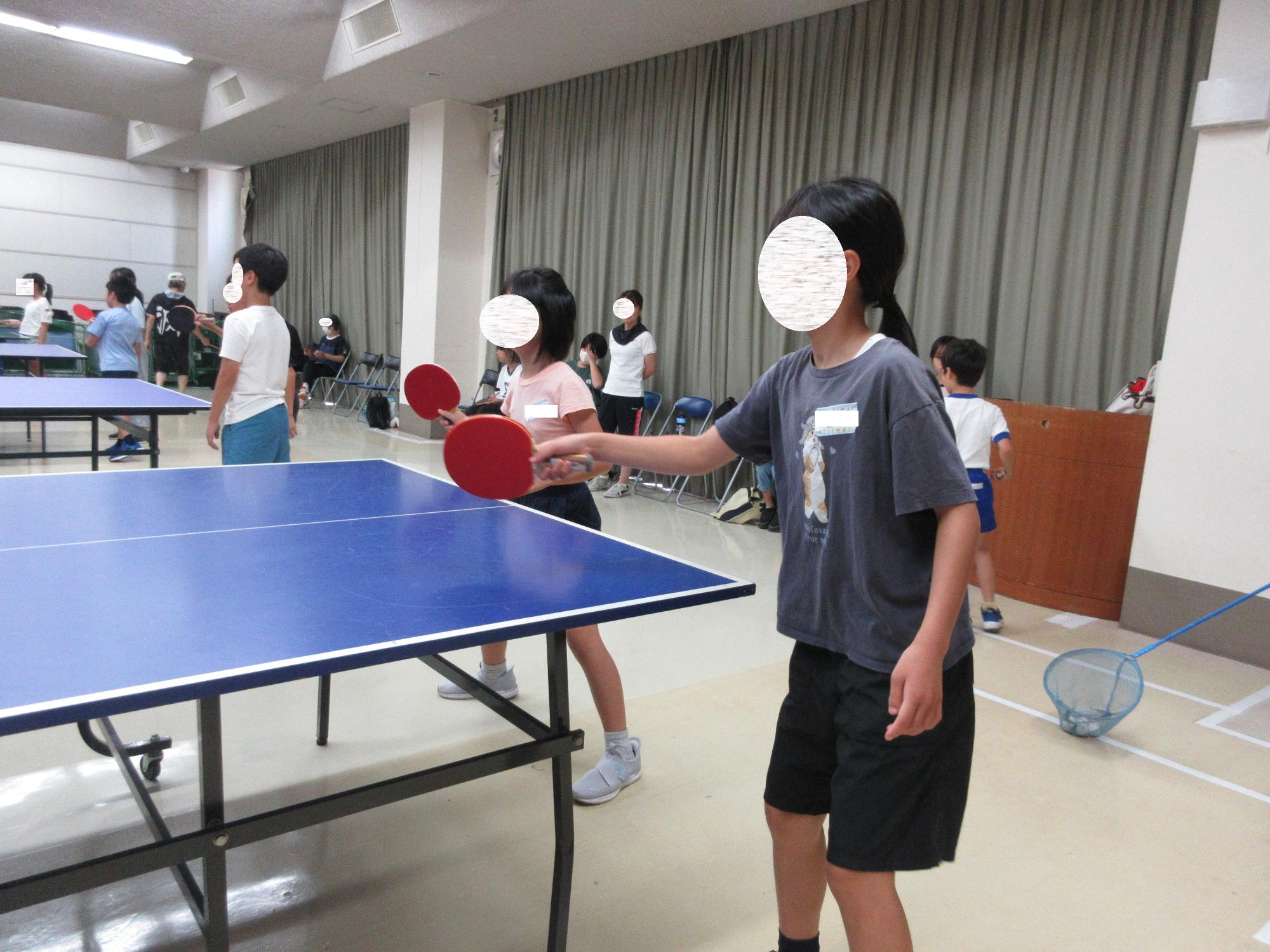 卓球の練習をする様子