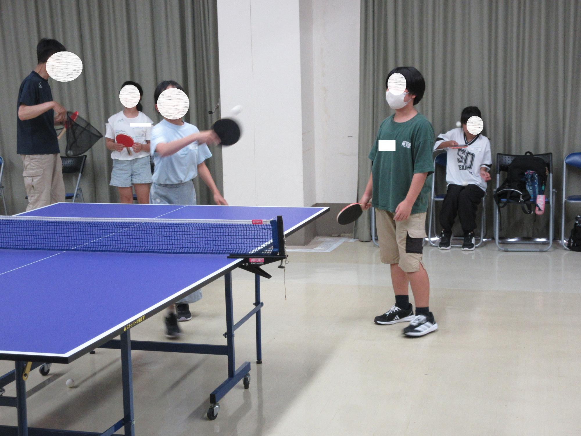 卓球の練習をする様子