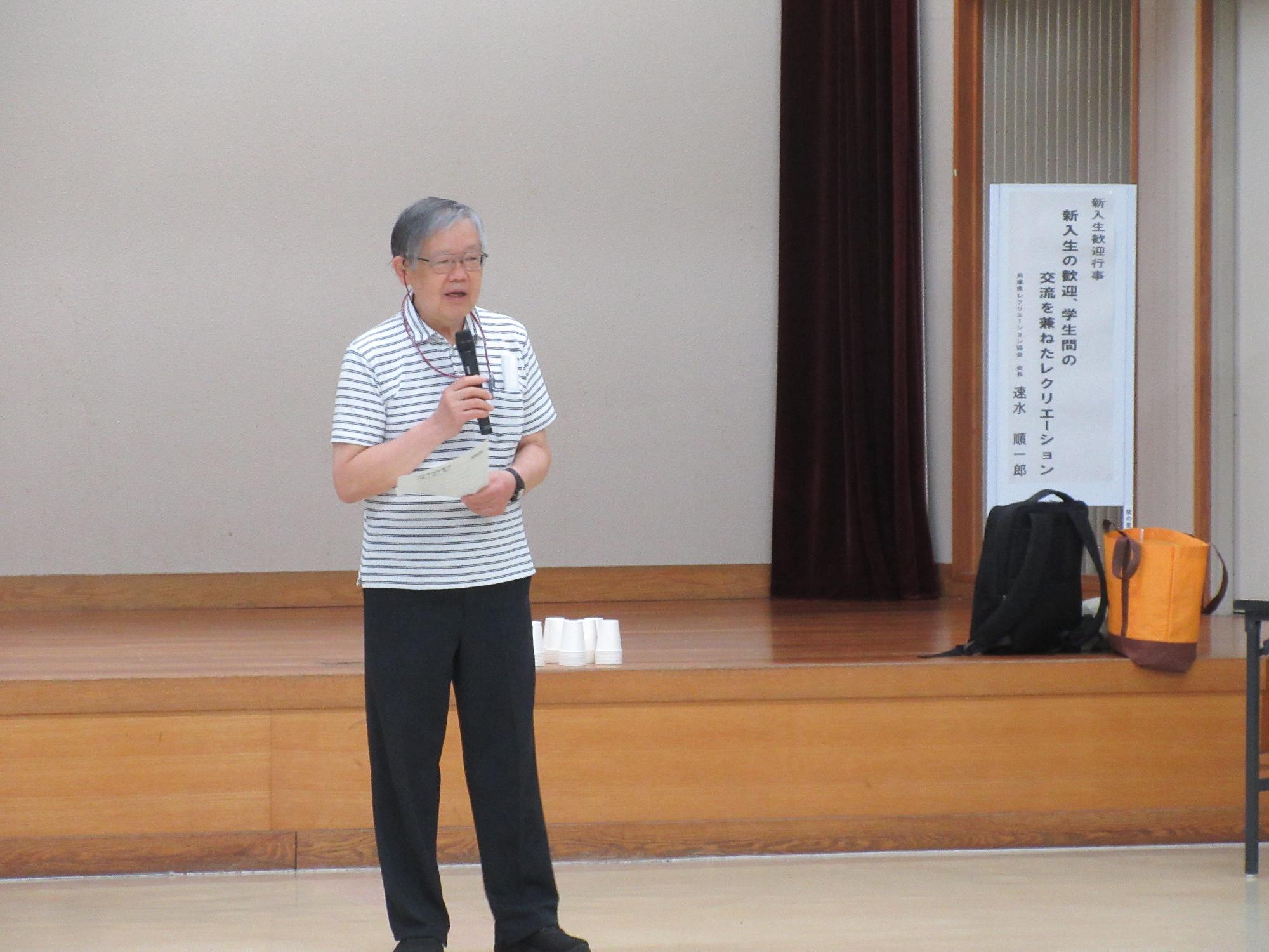 レクリエーションの講師があいさつをする様子