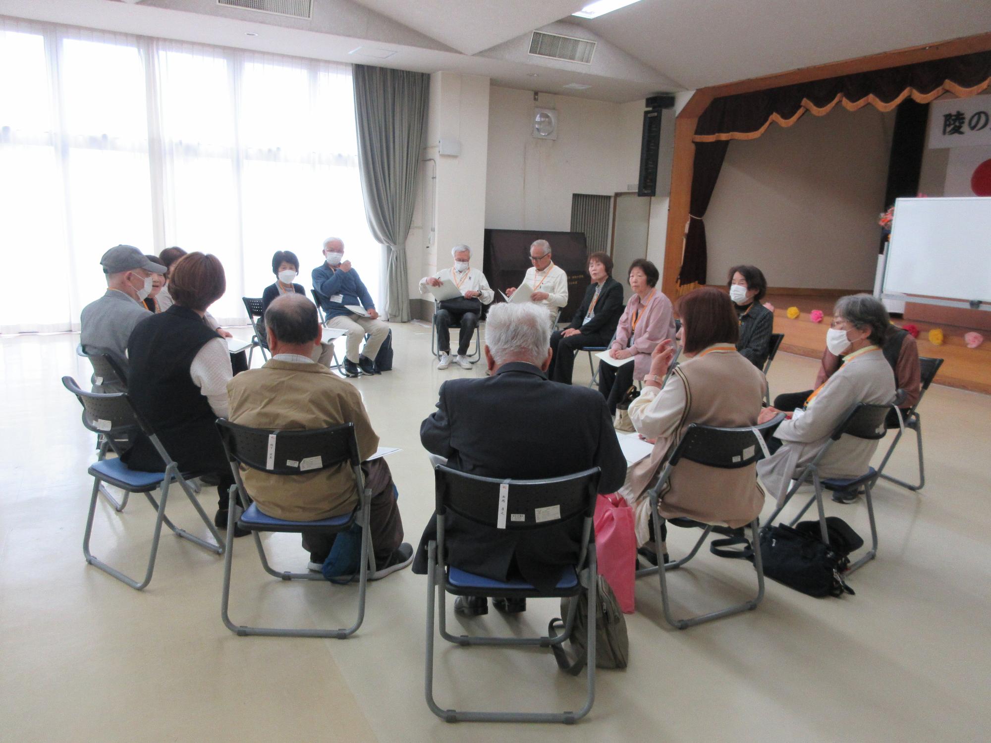 1年生はじめての学年集会で自己紹介をするようす