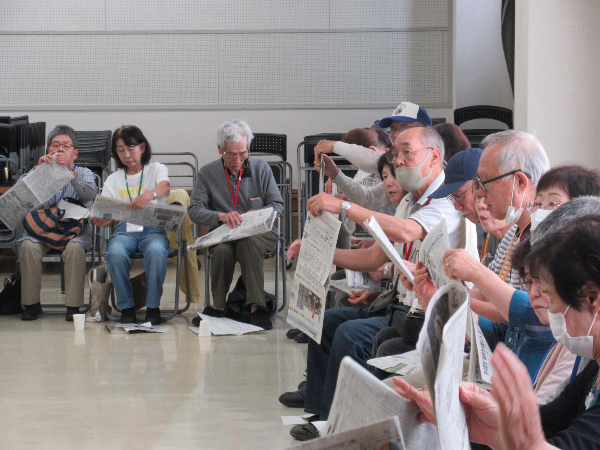 新聞紙を使って紙鉄砲を作る様子