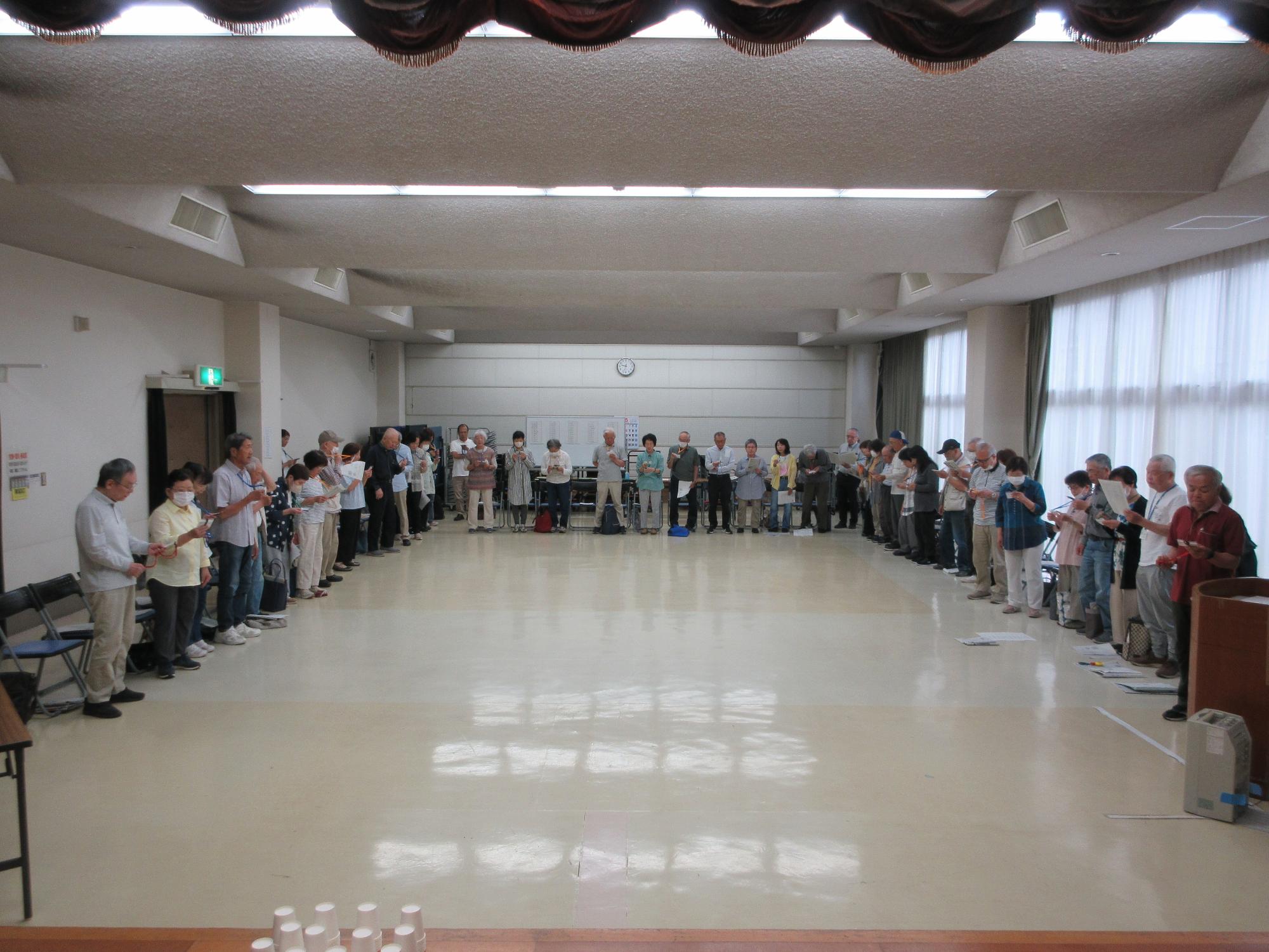 学園歌を斉唱する様子