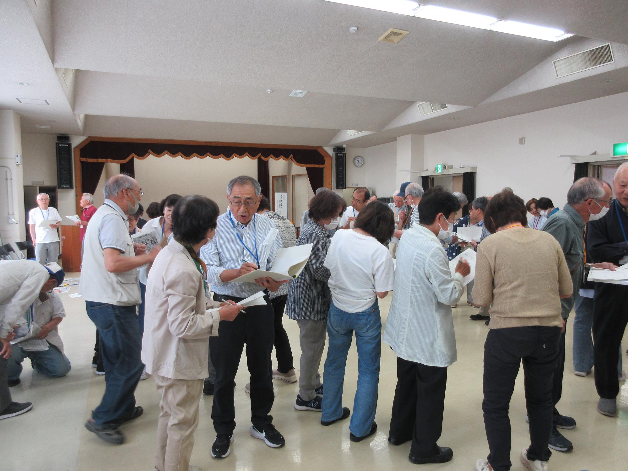 デートゲームで待ち合わせ相手を探す様子
