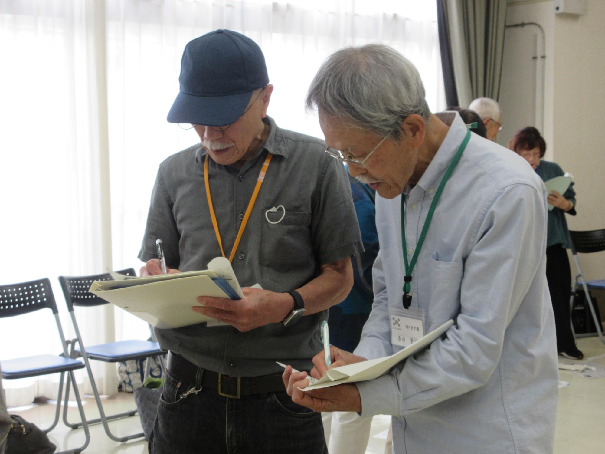 デートゲームで待ち合わせ相手と趣味などについて話し、交流する様子
