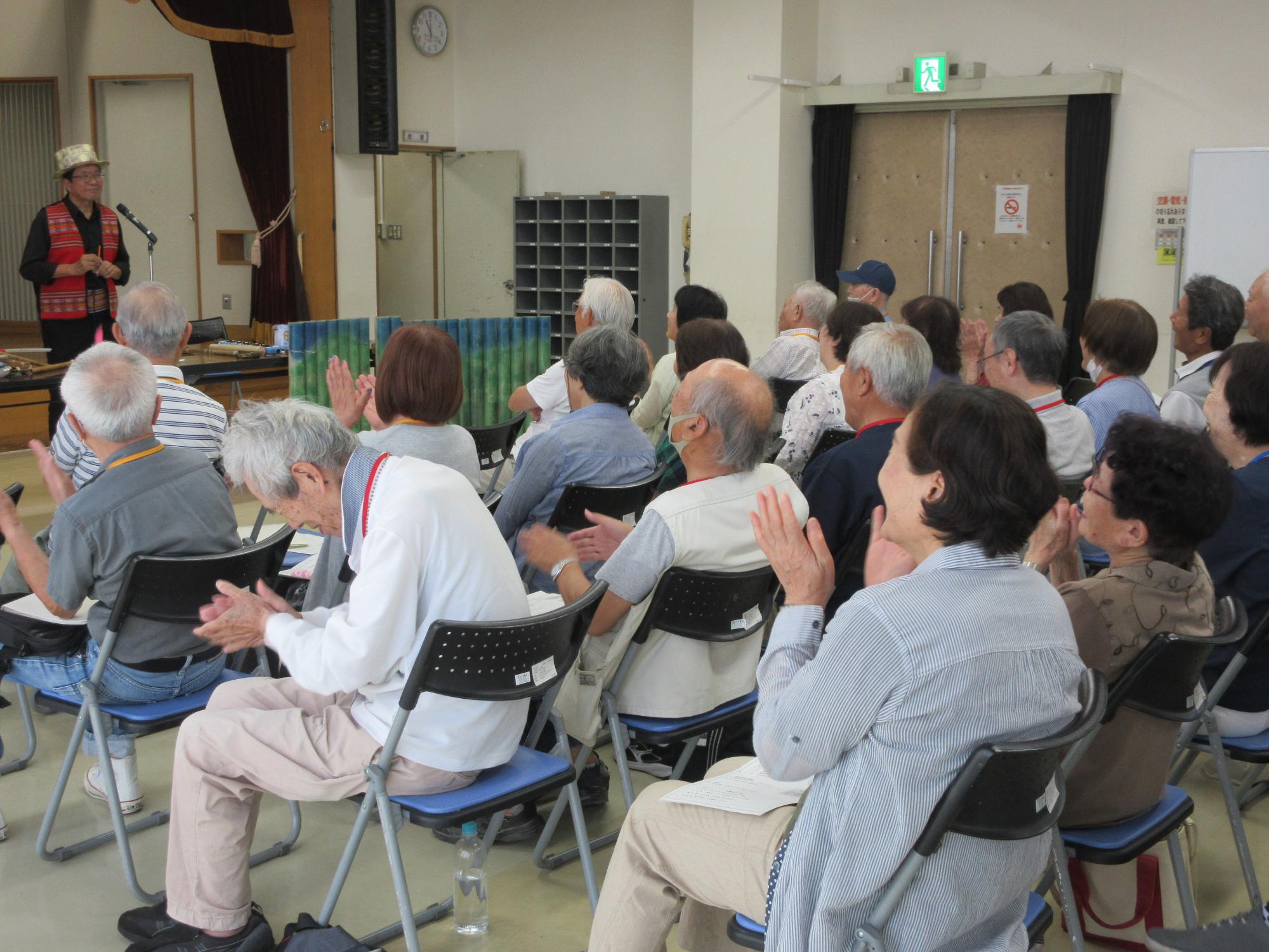 笑う学生たちの様子