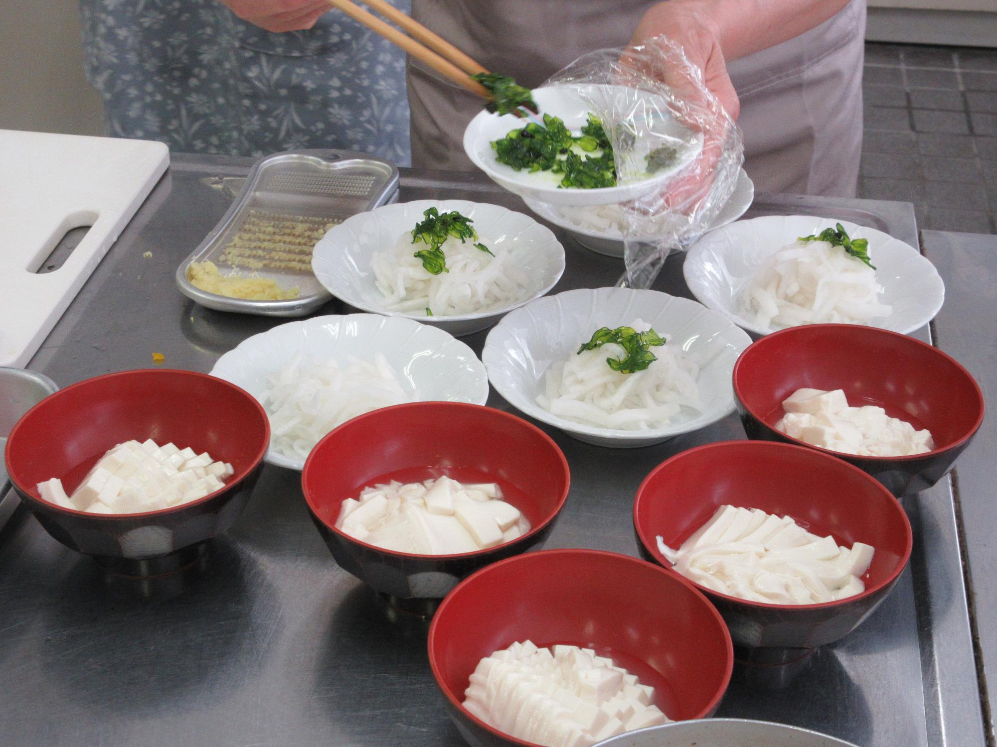 お椀に盛られた菊花豆腐と大根の和え物