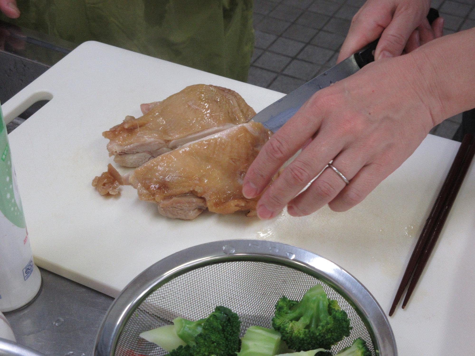 照り焼きチキンを切る様子