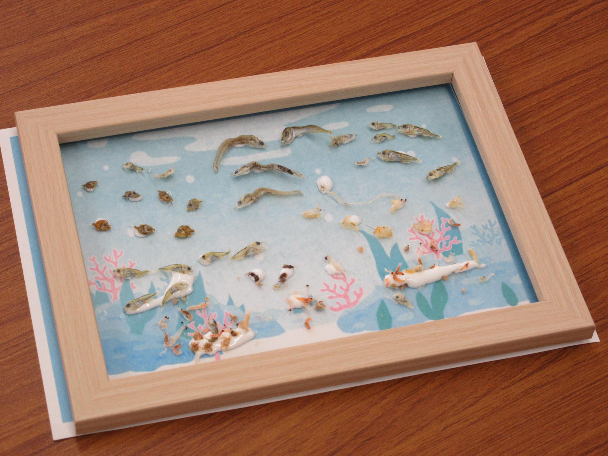 チリモンをフレームに貼り付けた作品