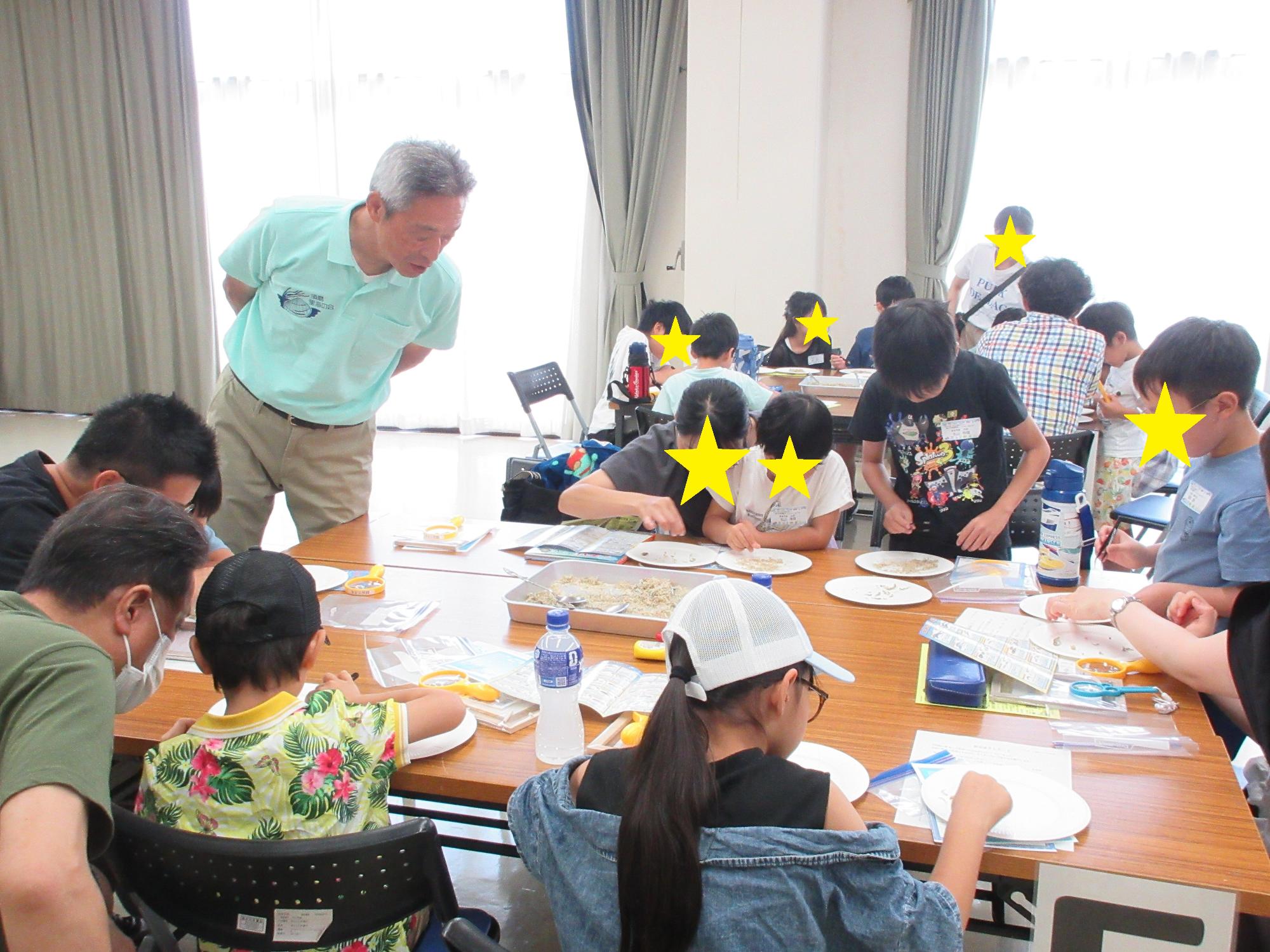 チリモンを探す参加者と様子を伺う講師