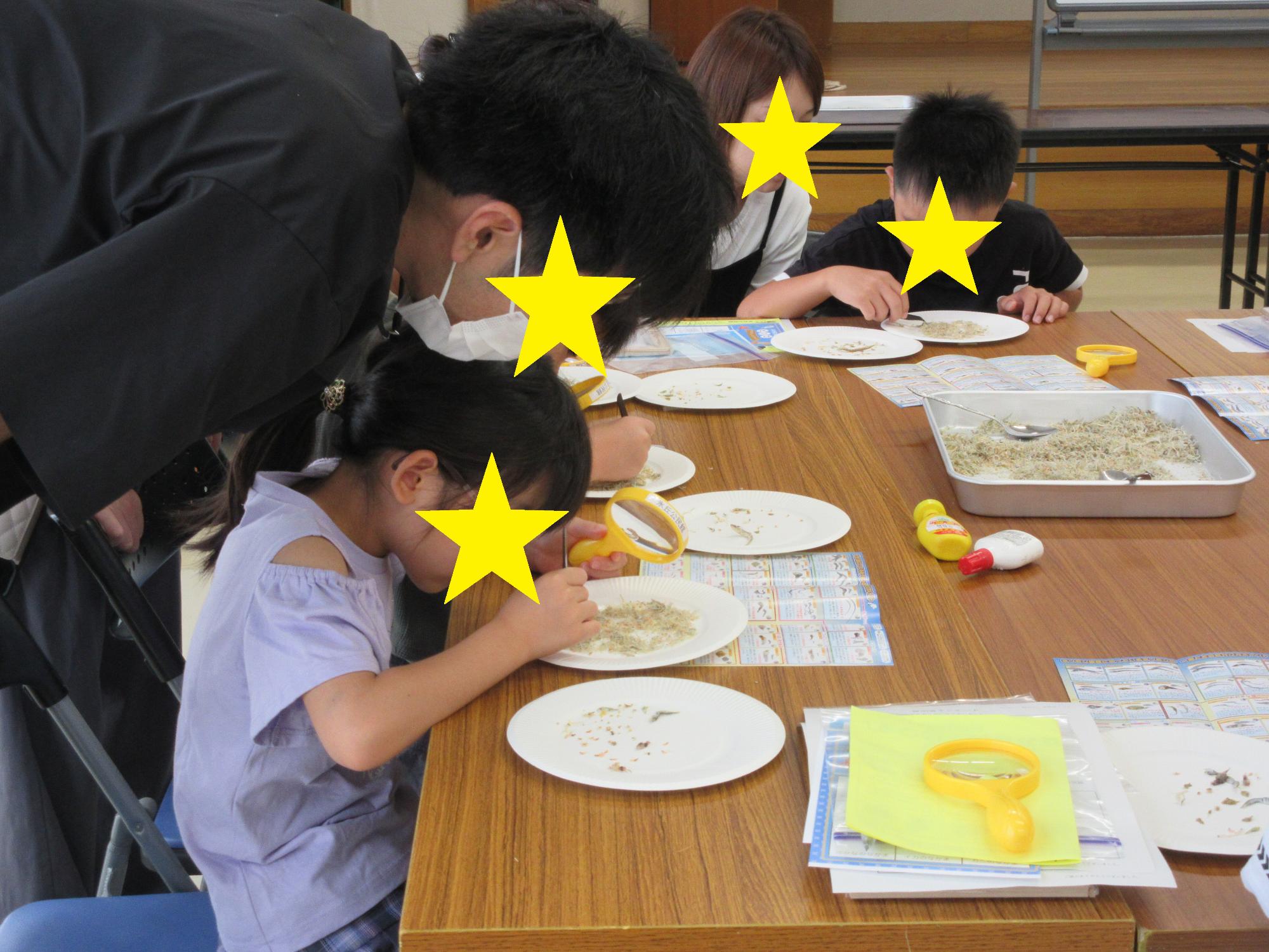 チリモンを探す親子の様子